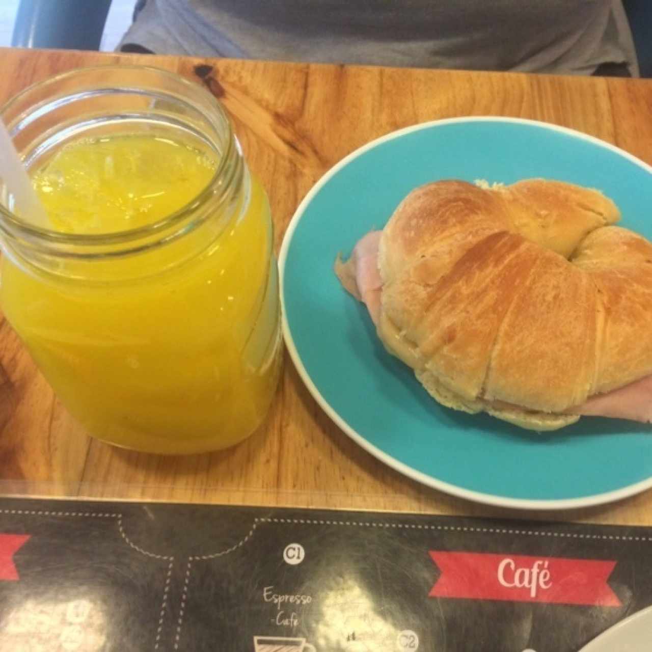 croisant jamon y queso +jugo naranja