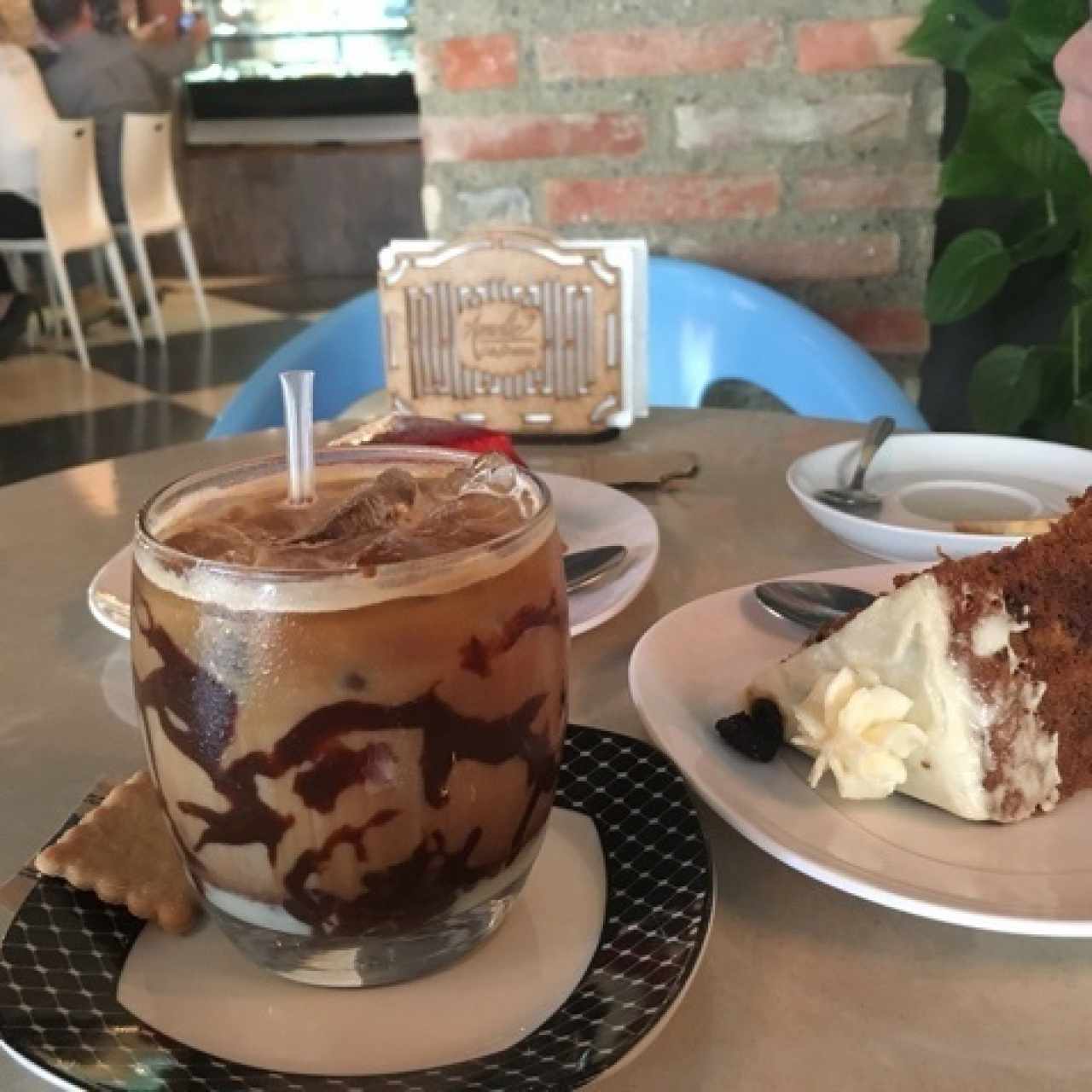 Café frío mocca y torta de zanahoria