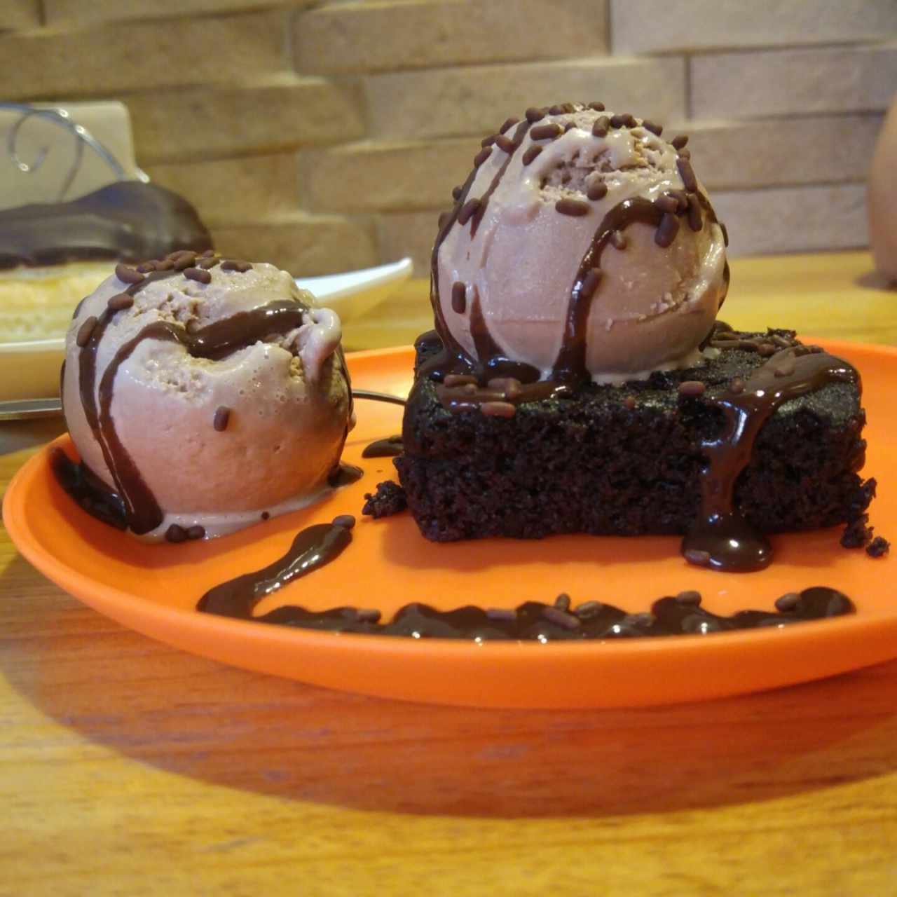 Brownie con helado