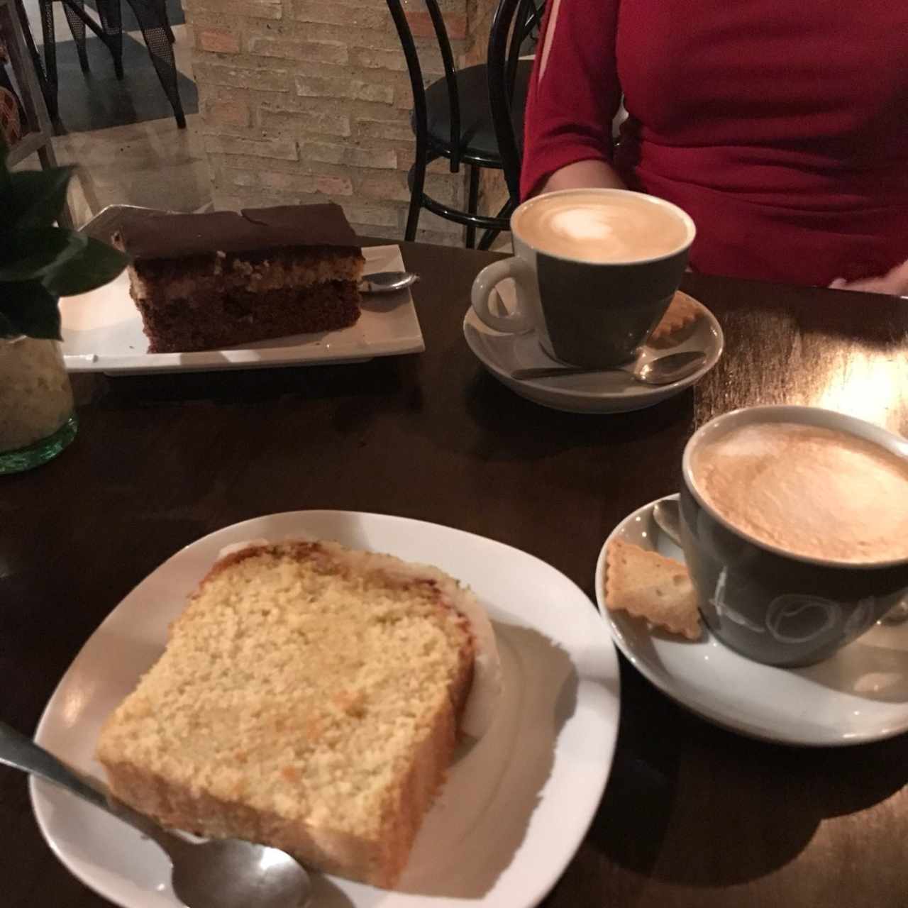 ponque de limón, brownie con coco y cubierta de chocolate