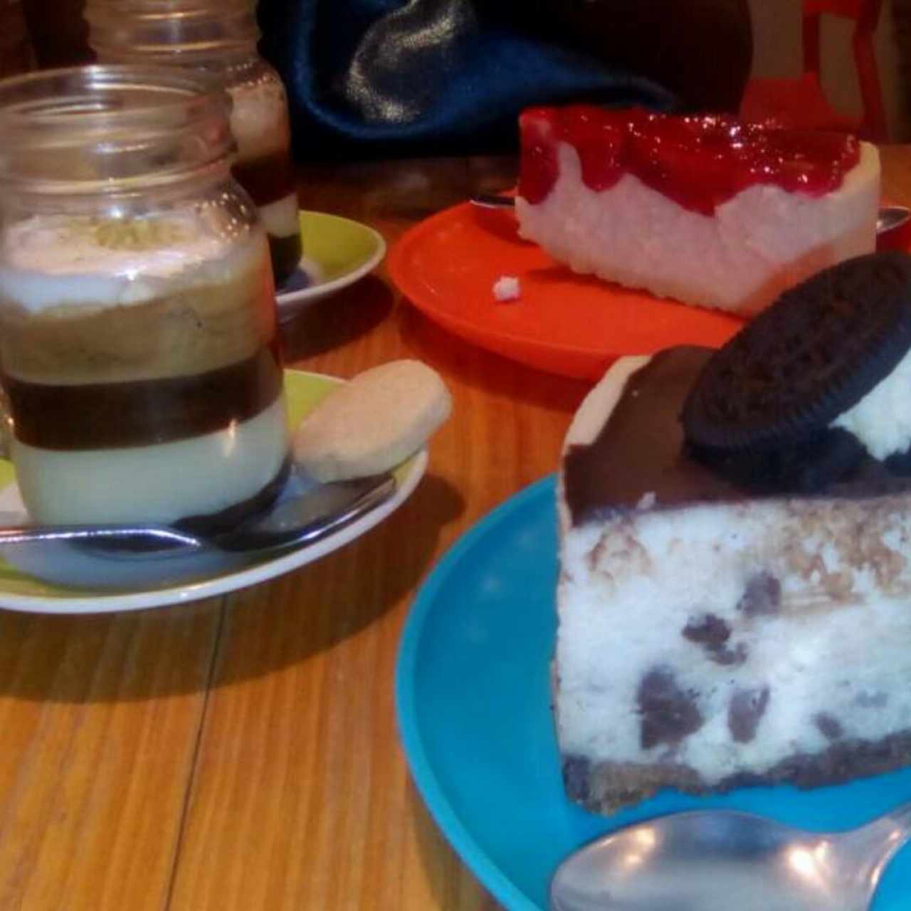 bombón  Amelie, cheesecake clásico (fresa) y cheesecake brownie y oreo. 