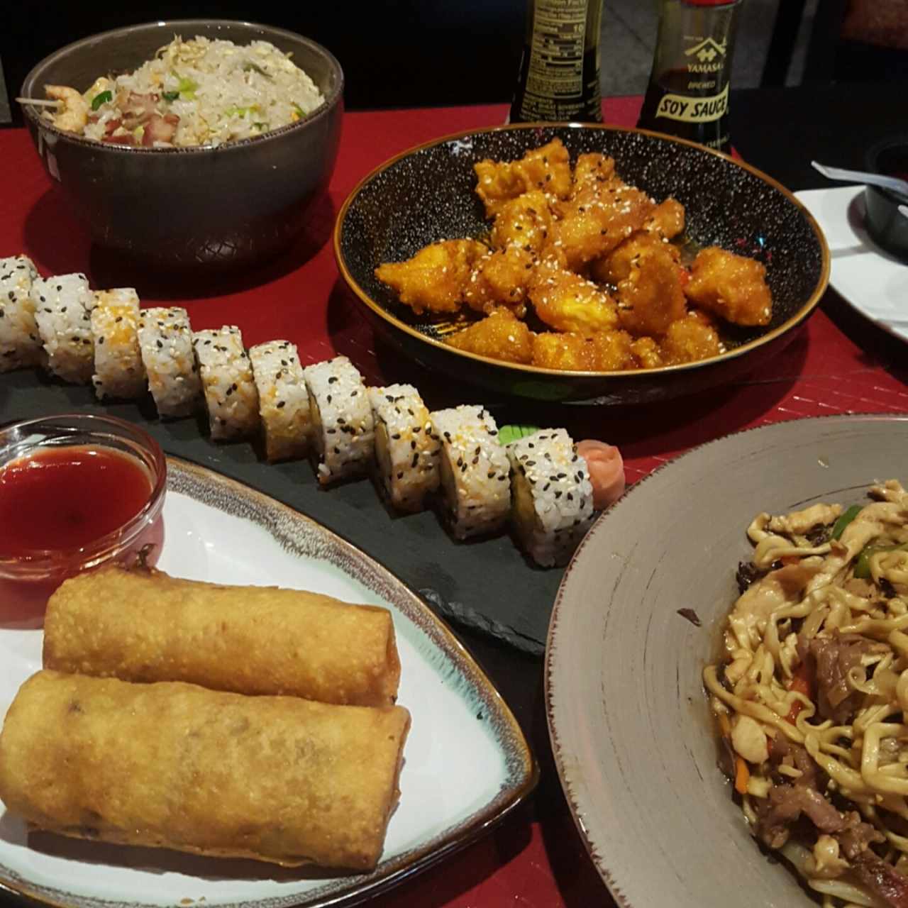 arroz cantones pagoda, pollo con miel y ajonjolí, california roll, ración de limpias y tallarines de trigo 3 carnes