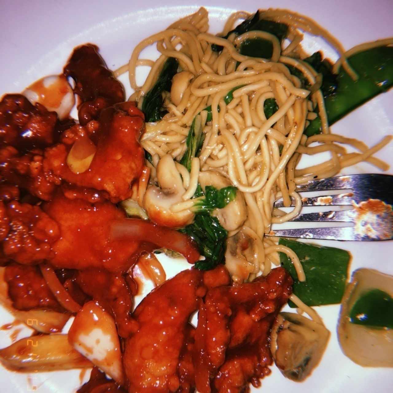 Pollo Szchezuan y Chow mein de pollo con champiñones