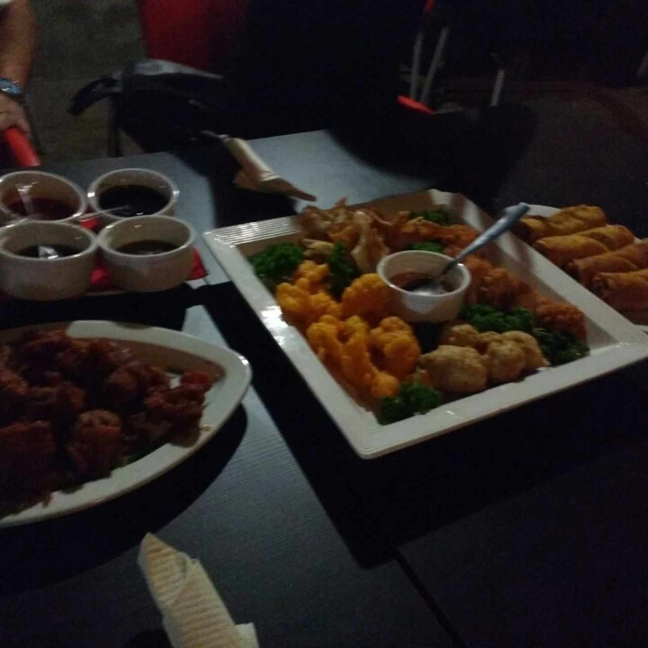 lumpias, delicias del mar y costillas sal y pimienta