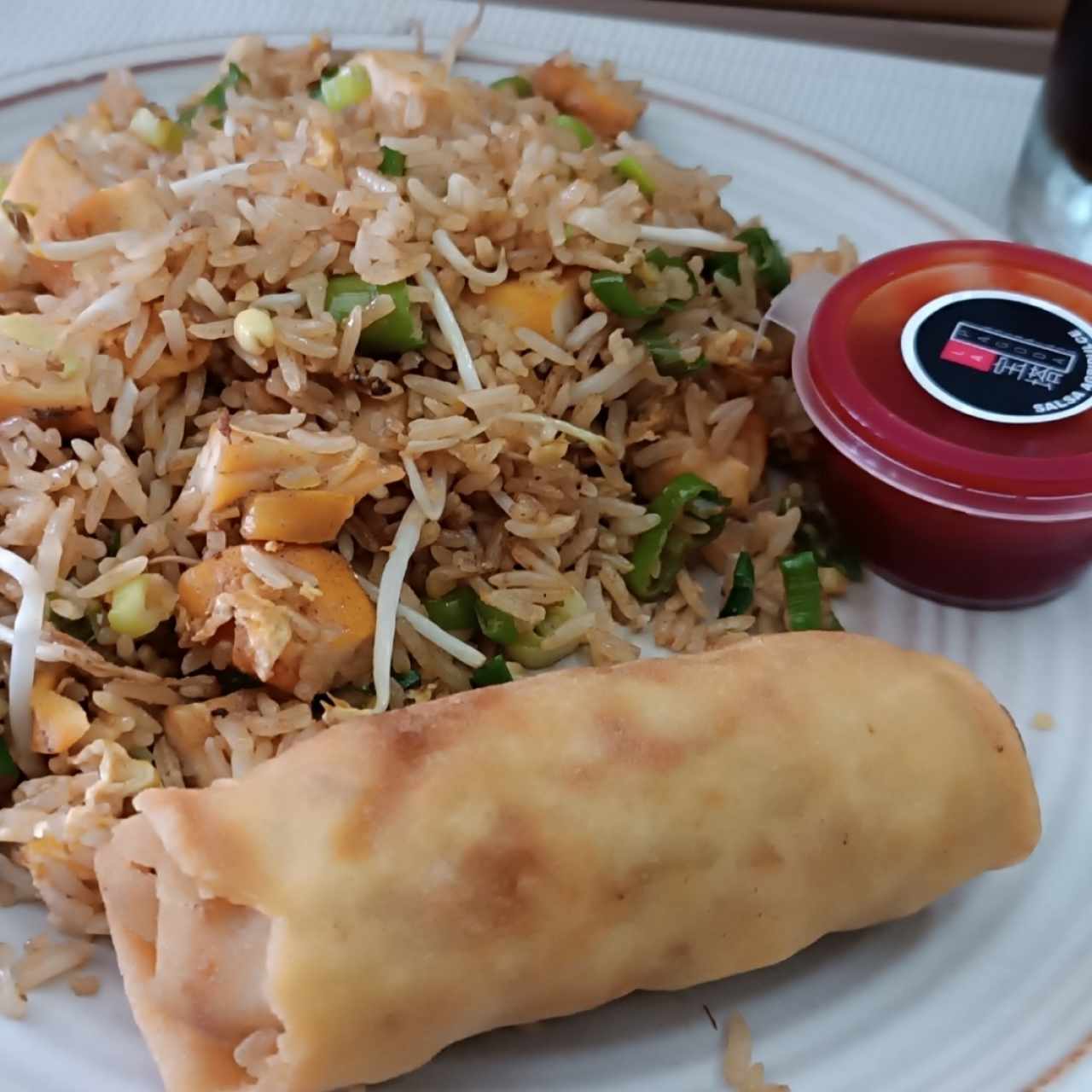 arroz frito con pollo, lumpia