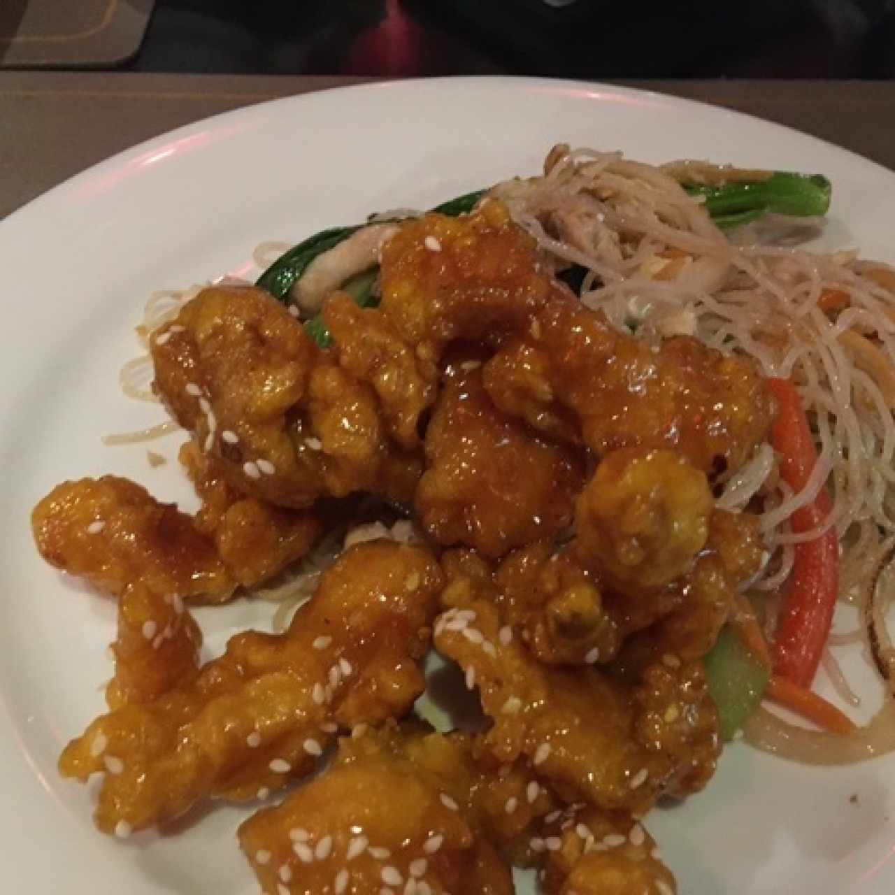 Tallarines Delicias del Mar y Pollo con Miel y Ajonjoli