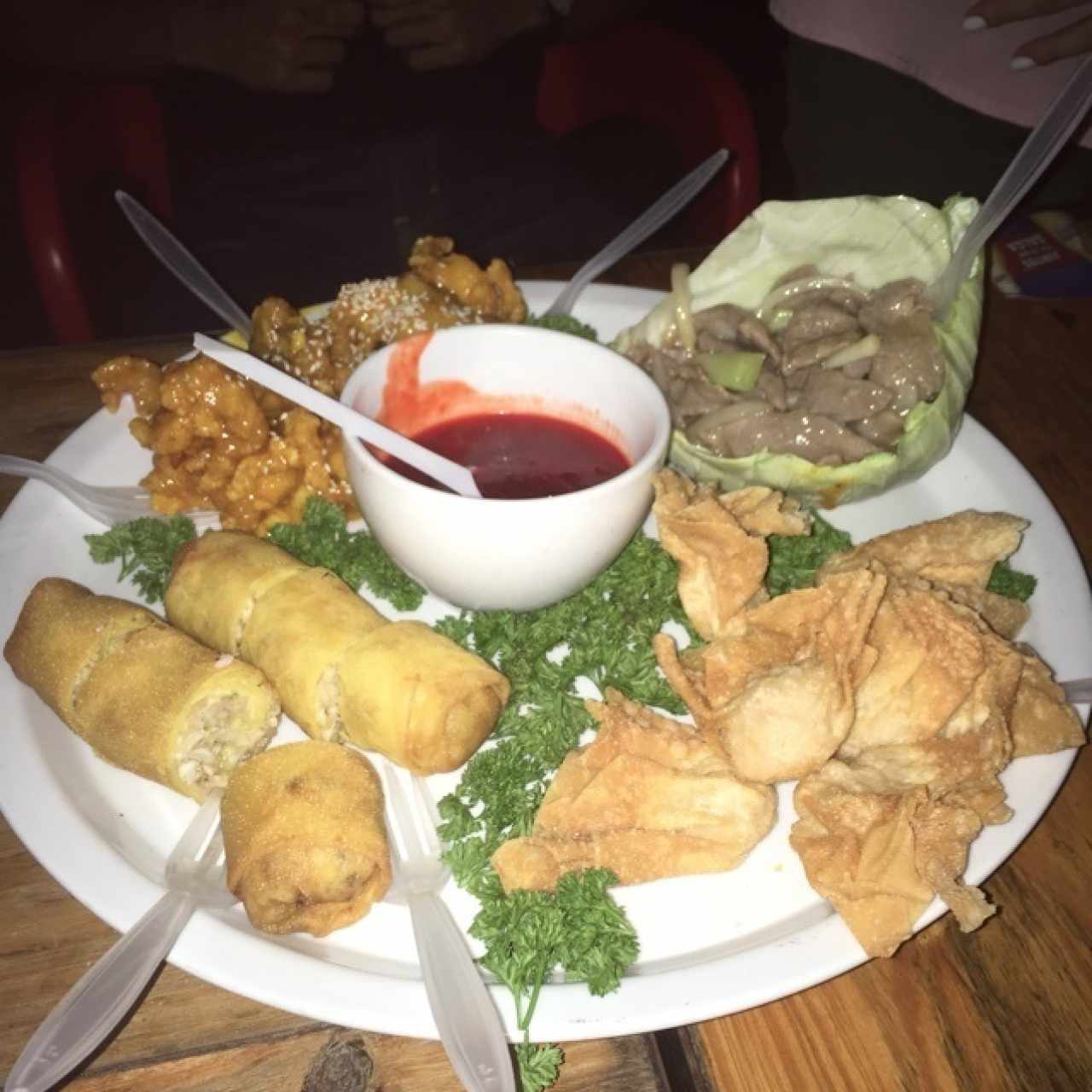 plato degustacion ( pollo era harina, limpia era harina, wanton era harina. la carne no parecia carne, la salsa tenia un sabor rancio. y eso fue 33M