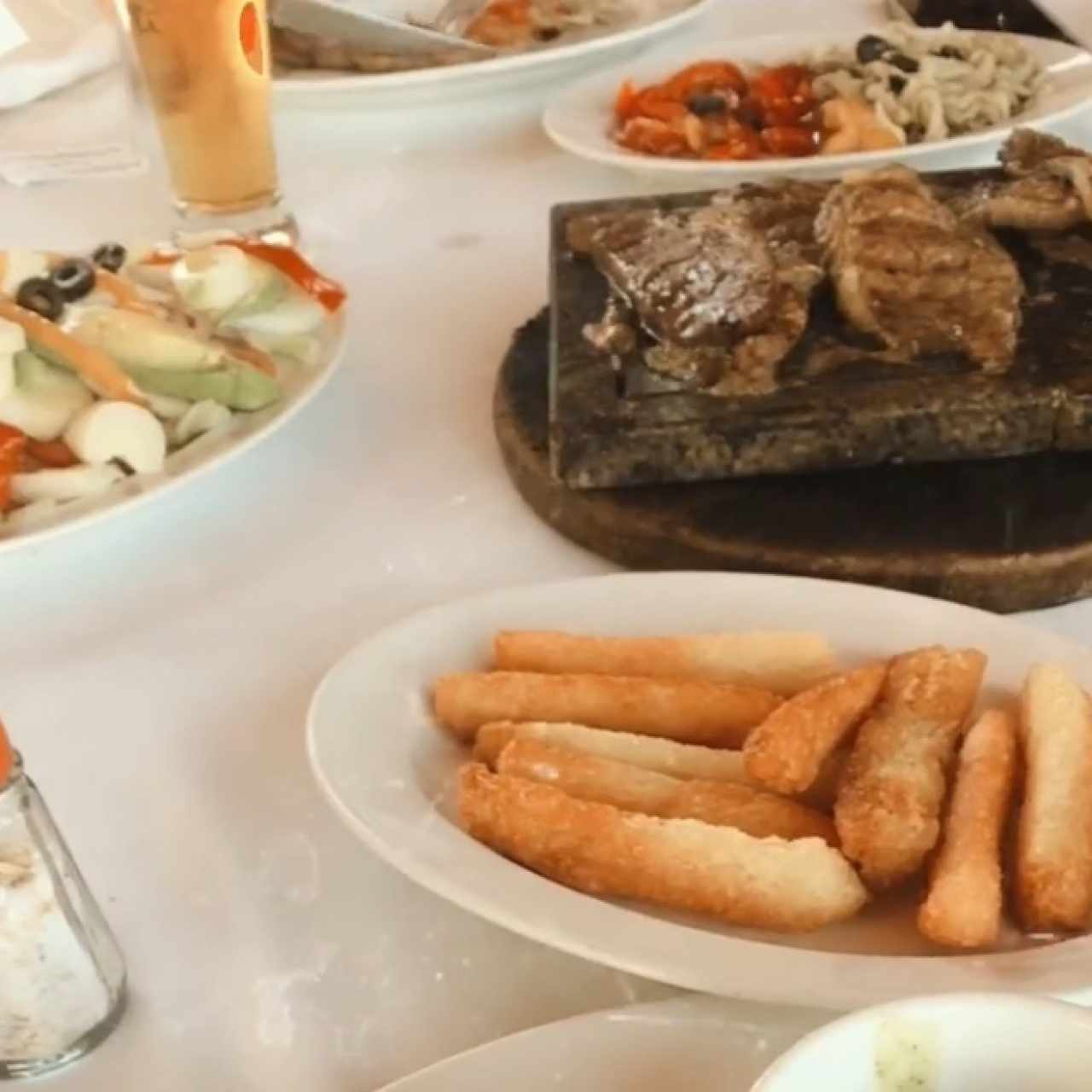 parrilla, ensalada mixta, yuca frita