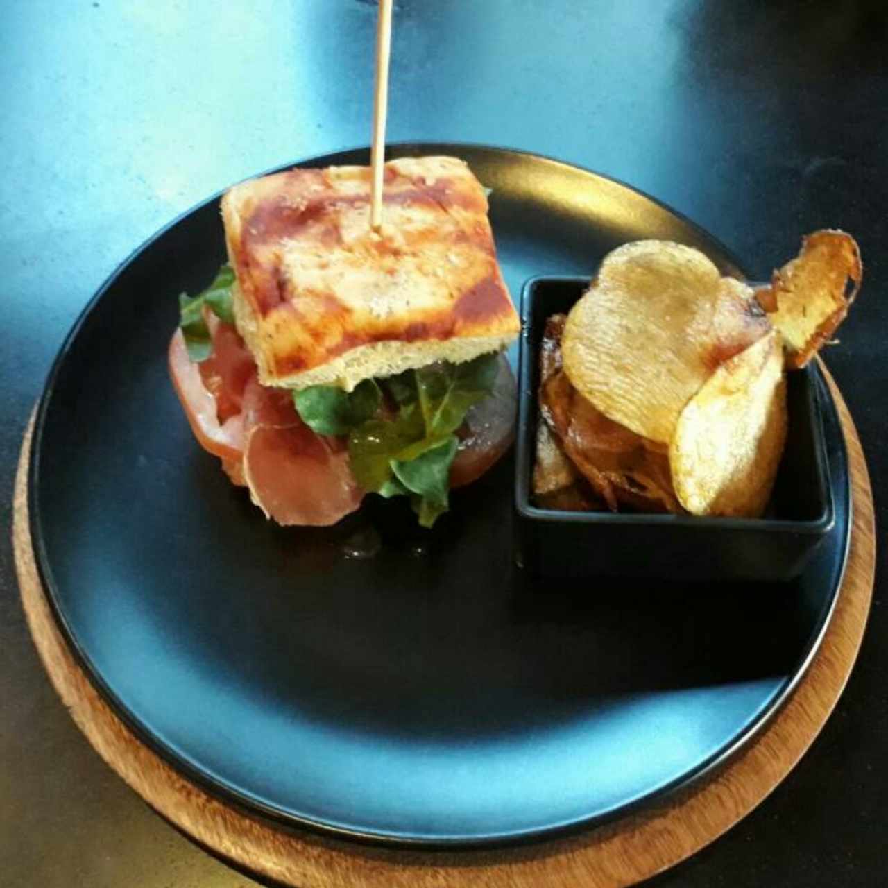 Panini burrata + jamón serrano. pequeño pero bueno. 