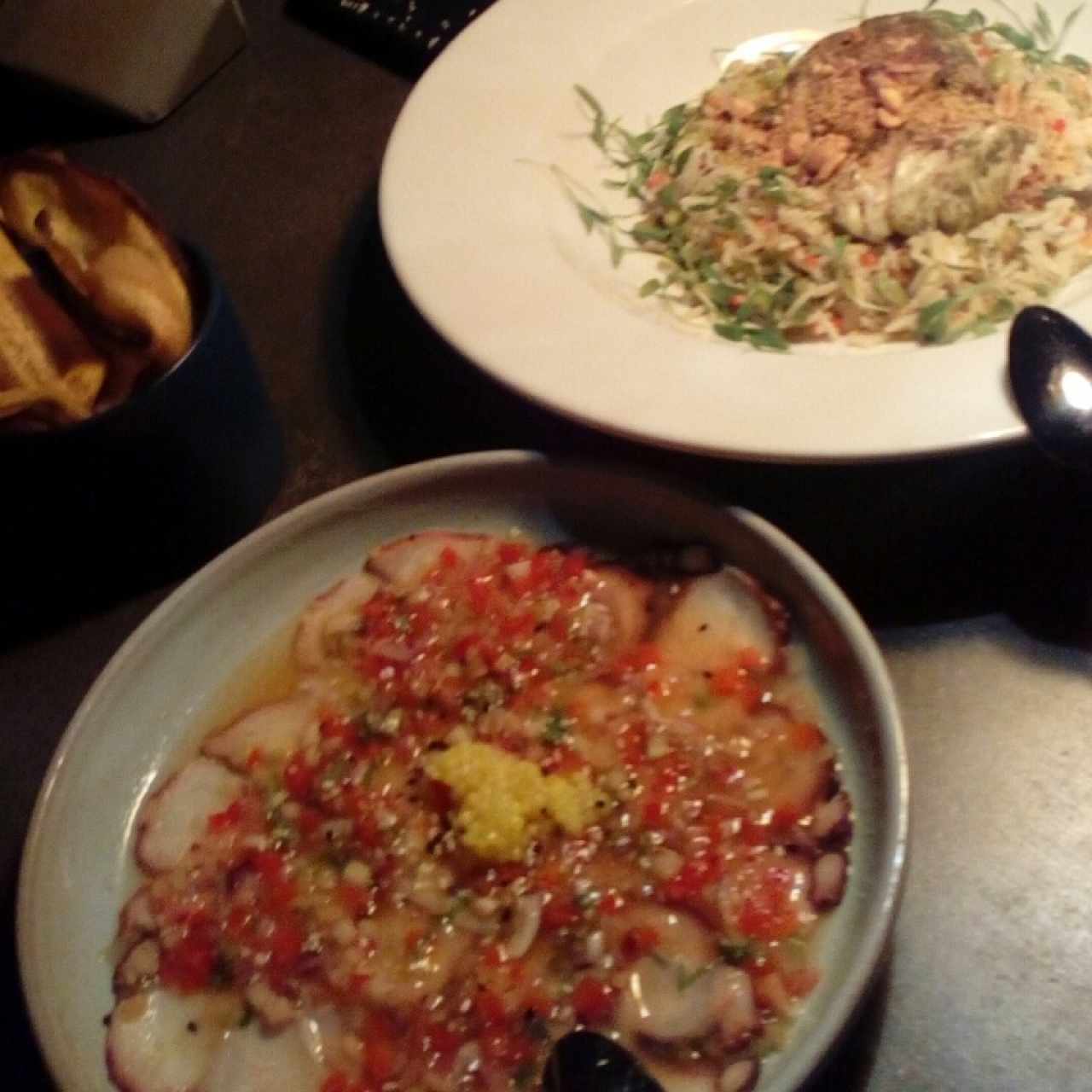 carpaccio de pulpo y pargo sobre cama de arroz