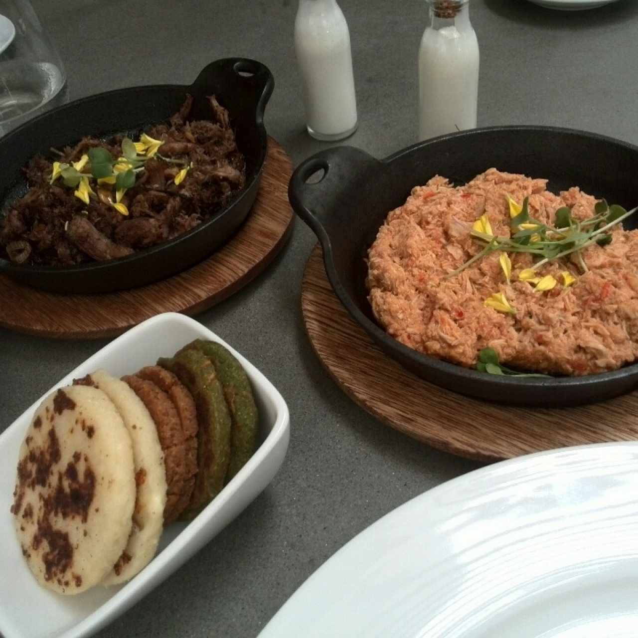 Trío de arepitas con cazuela de pollo y cazuela de cerdo