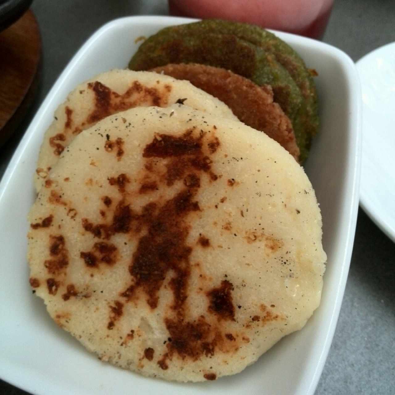 Trío de arepitas: queso, chicharrón y vegetales