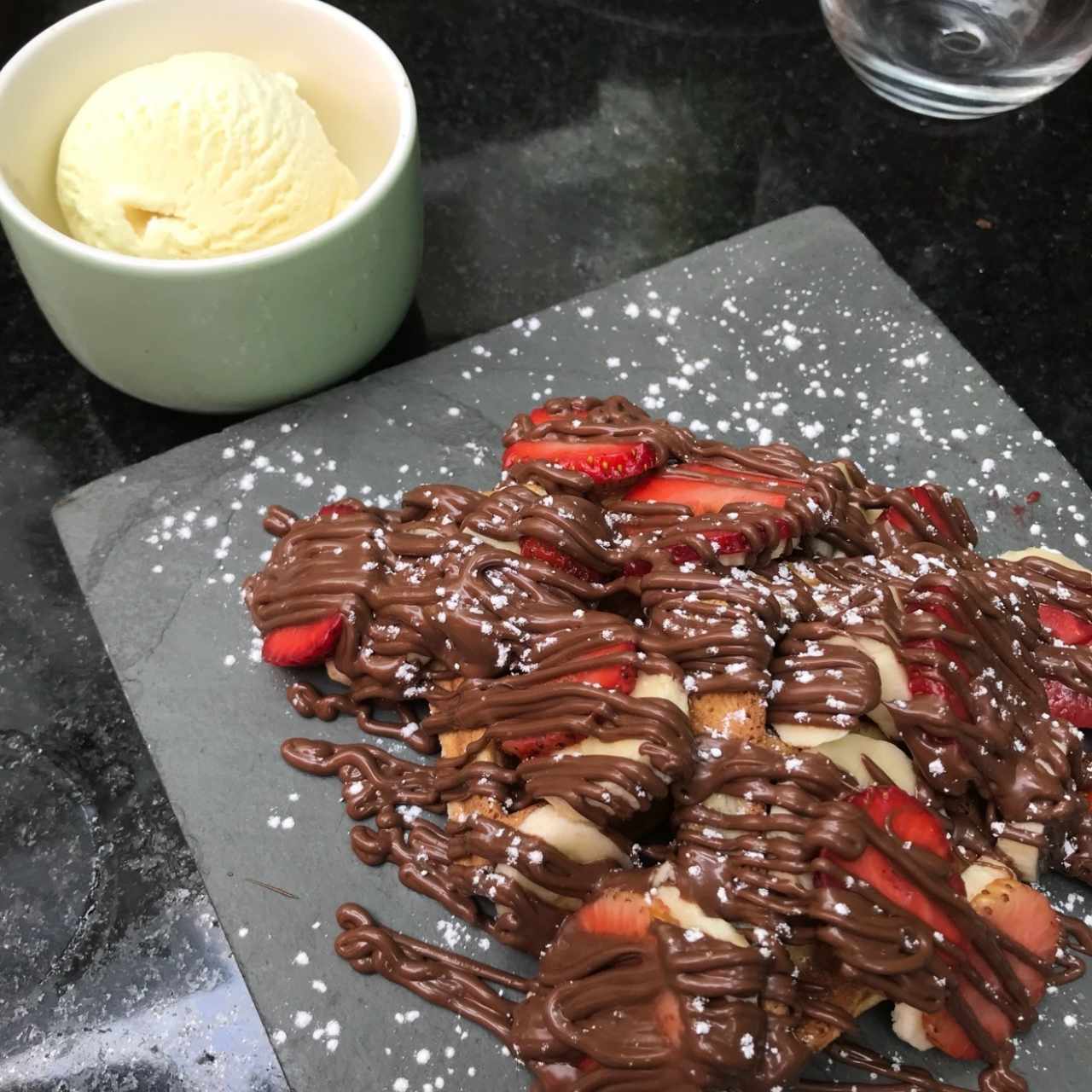 waffles + nutella + frutas