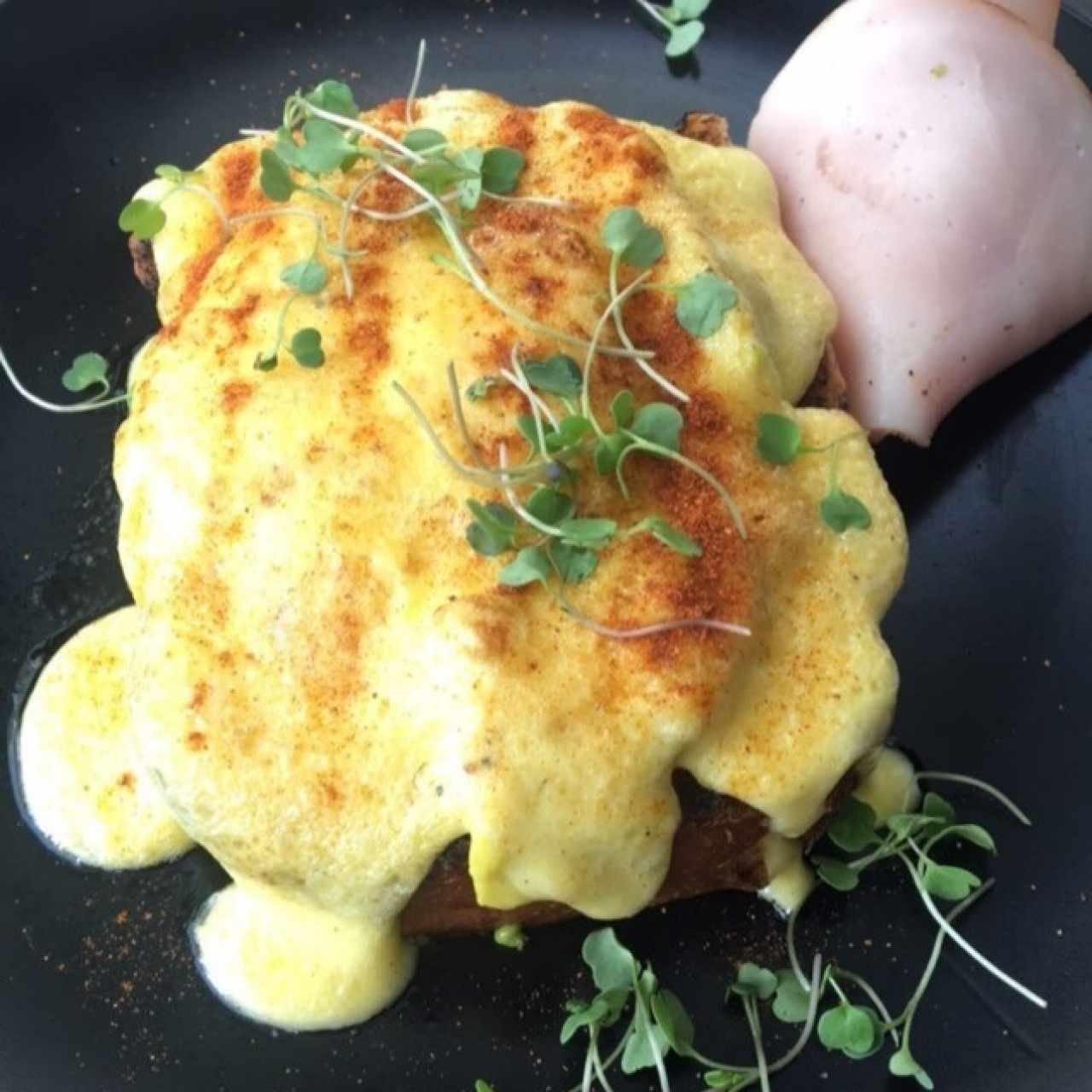 Tostada de pan con huevos benedictinos