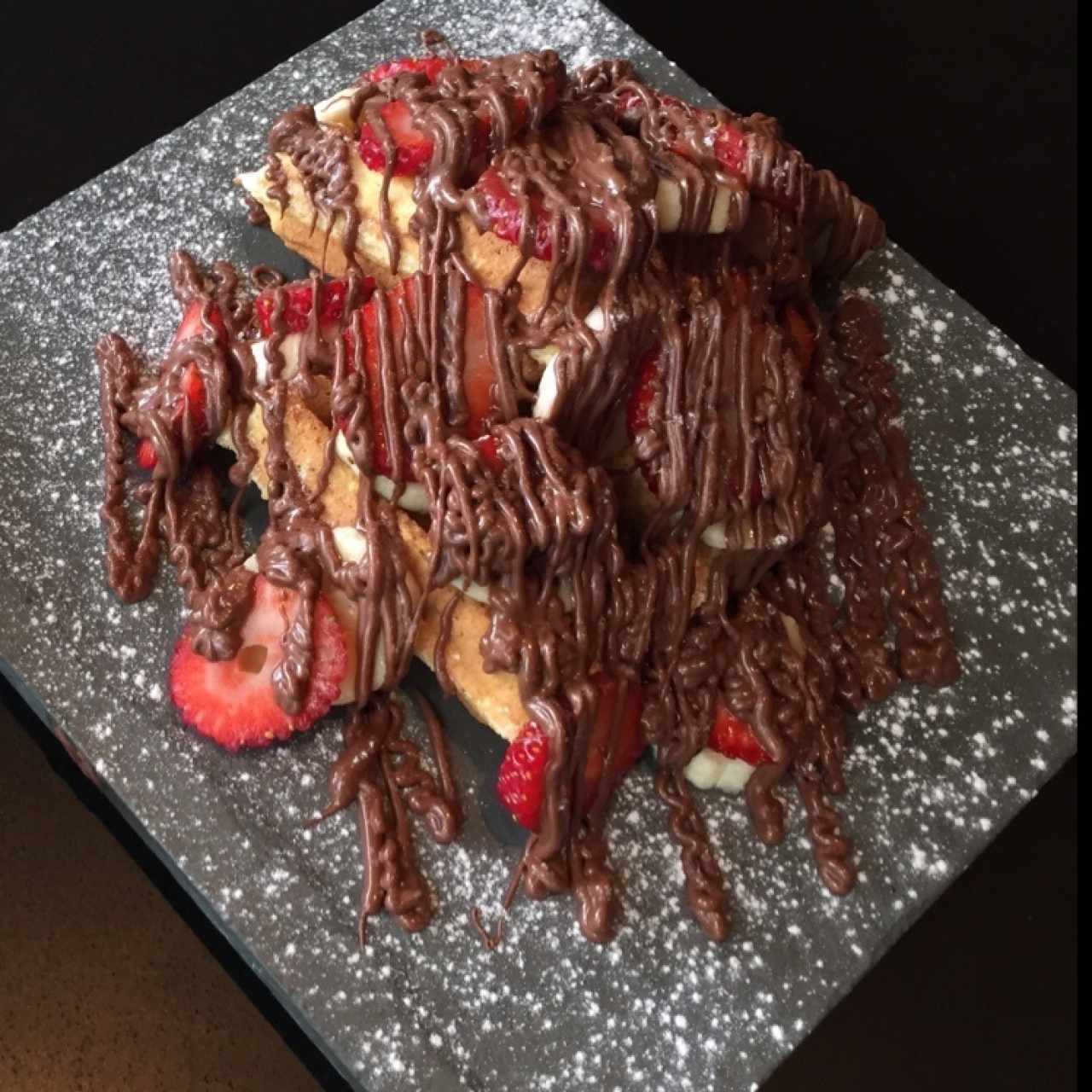waffles con nutella y frutas(cambur y fresas)