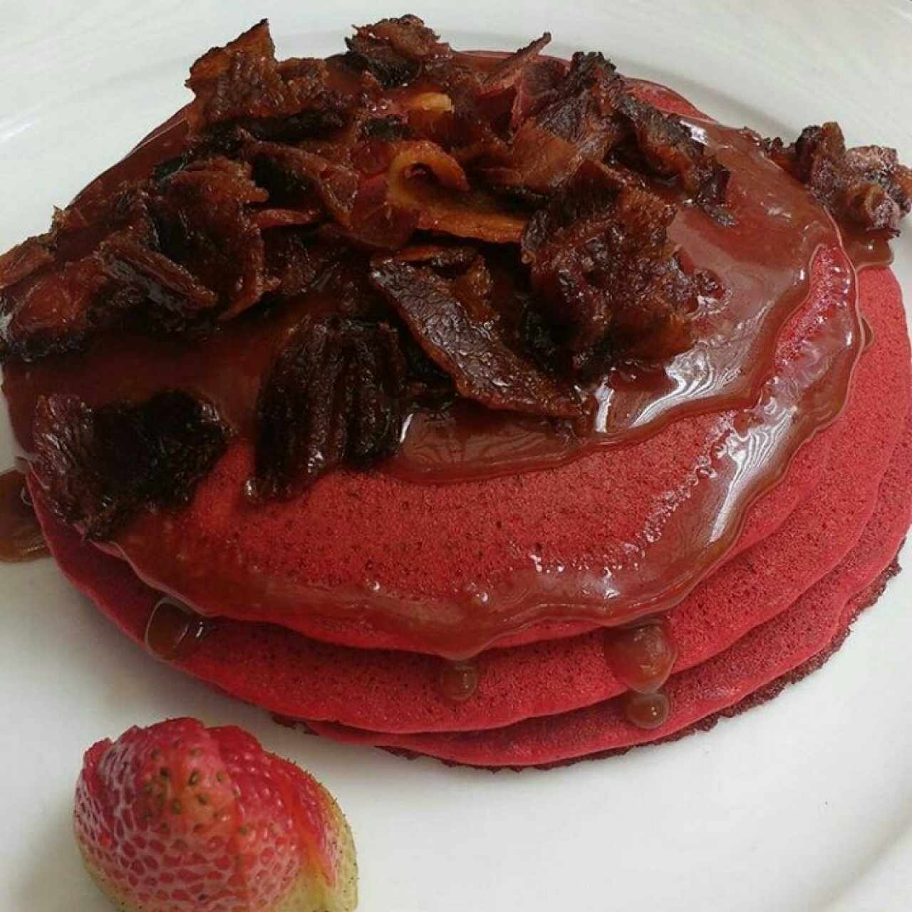 panquecas red velvet con tocineta