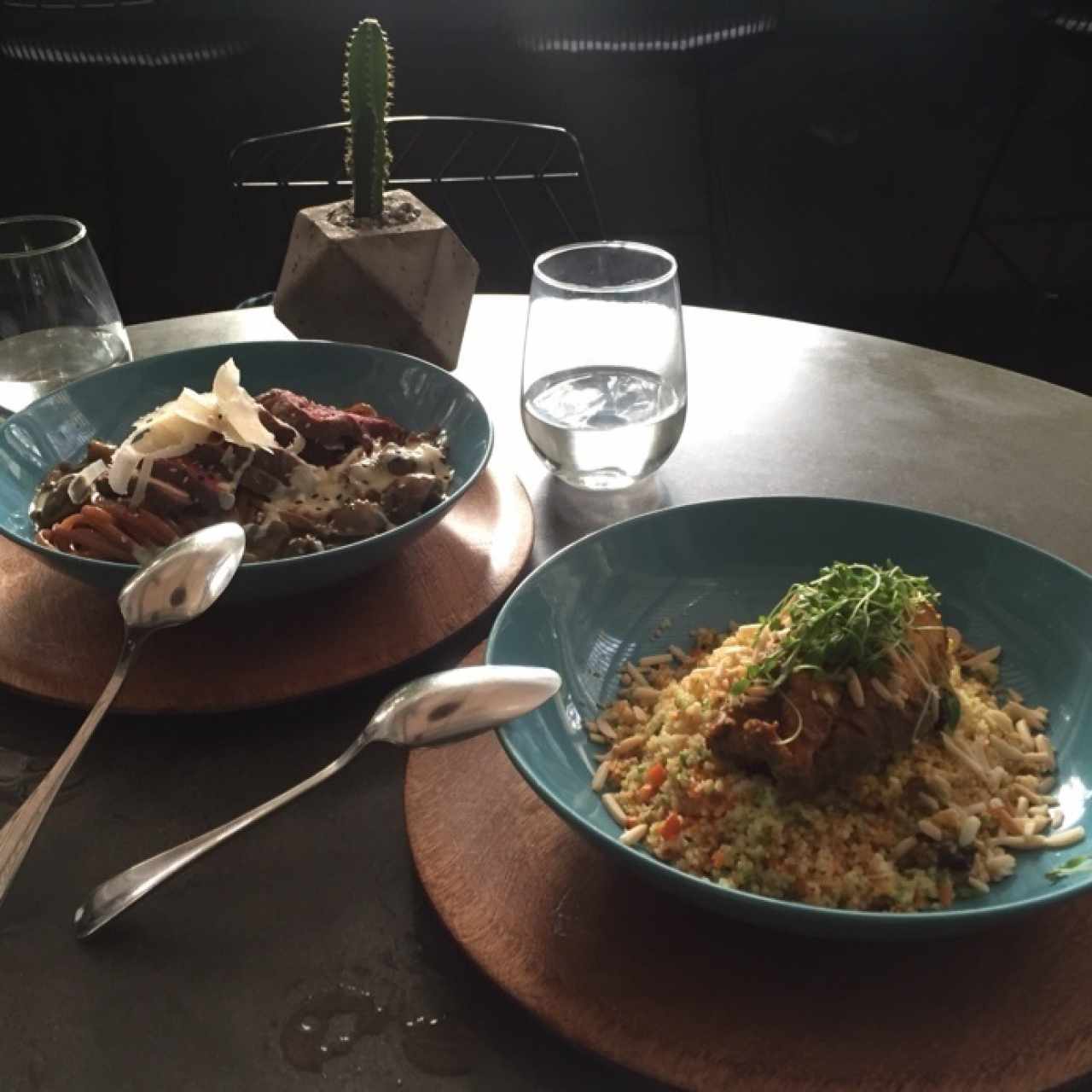 Solomo con pasta, pollo marroquí