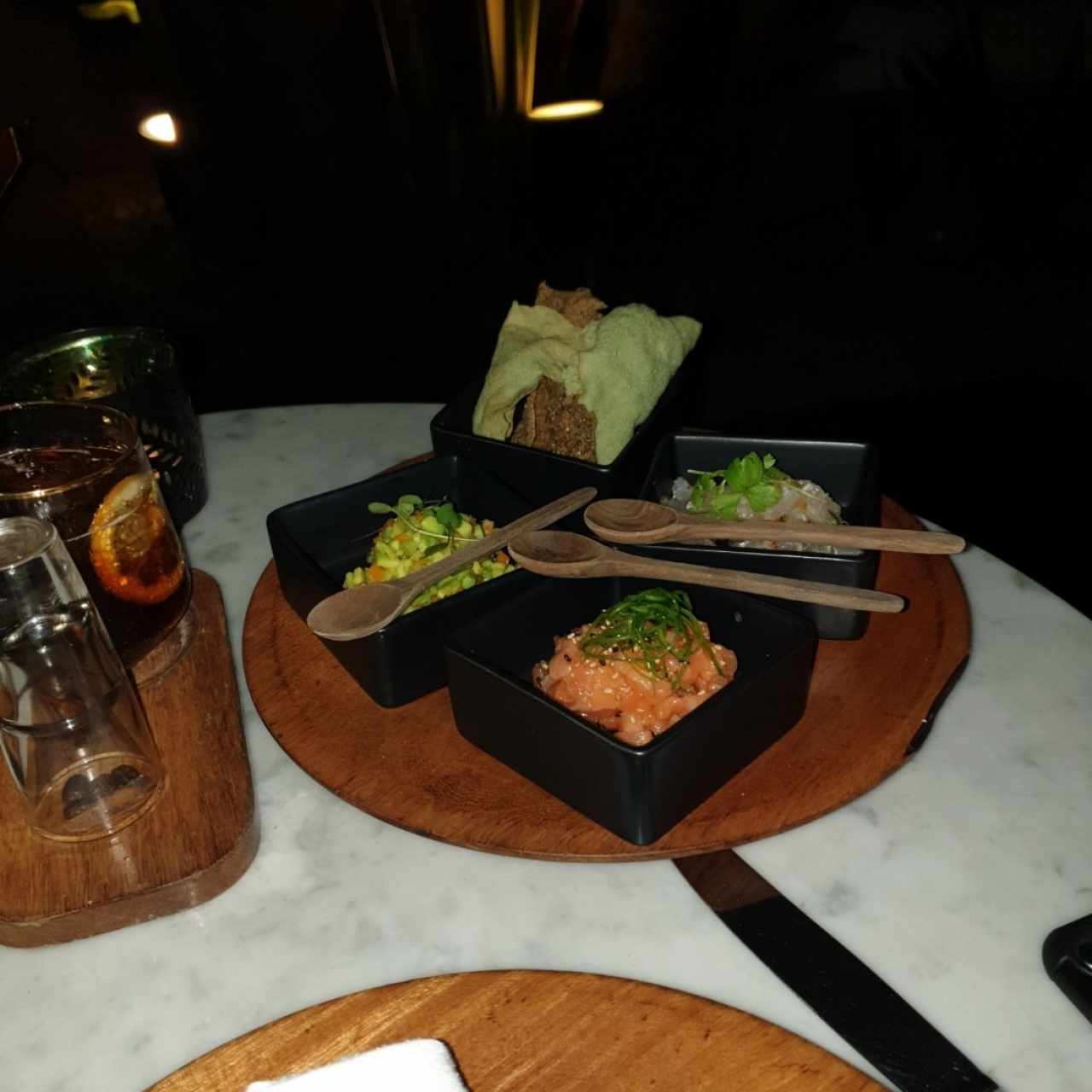 trío de aguacate con aji, salmón y camarones