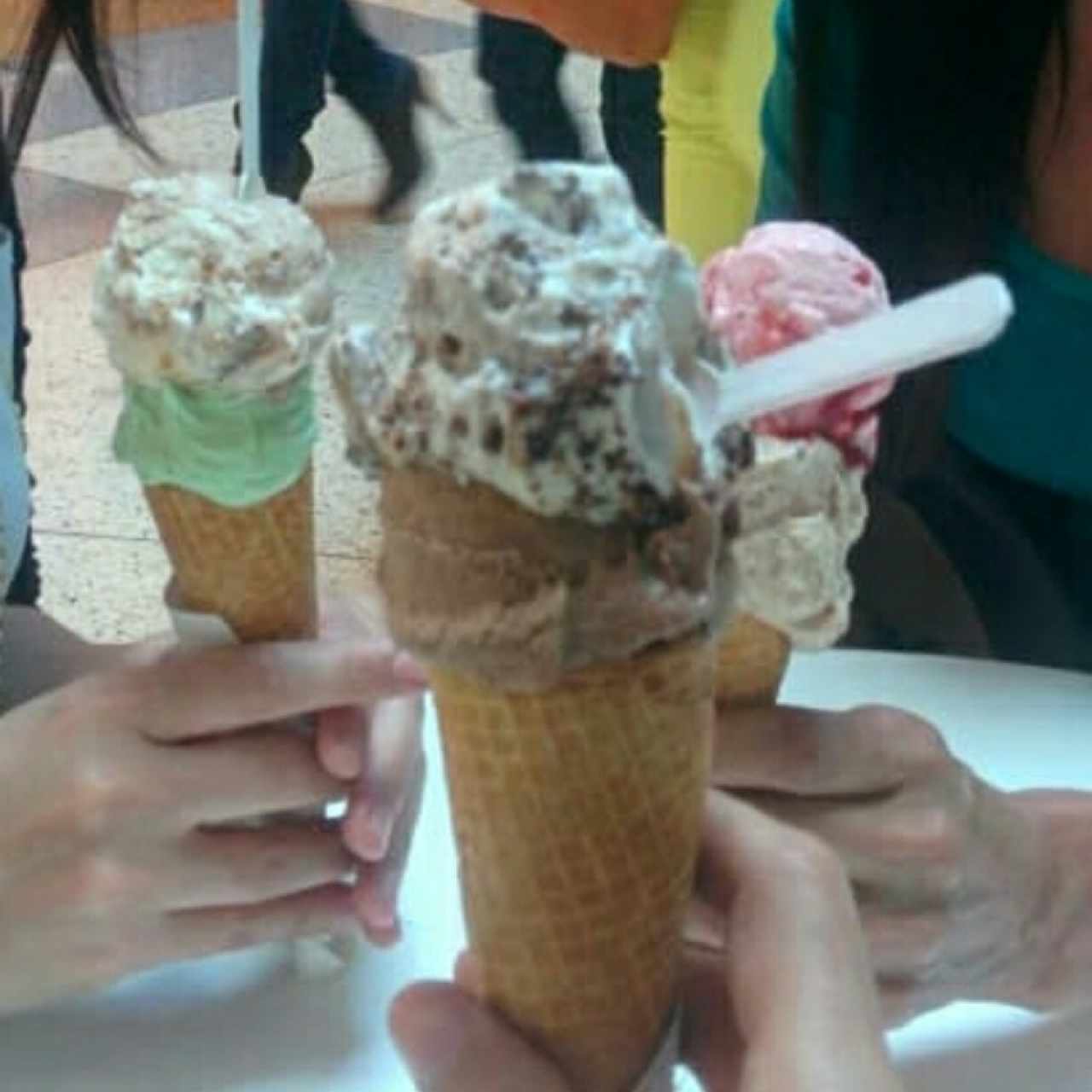 helado de pistacho y nutella, ron pasa y fresa, crocante y chocolate