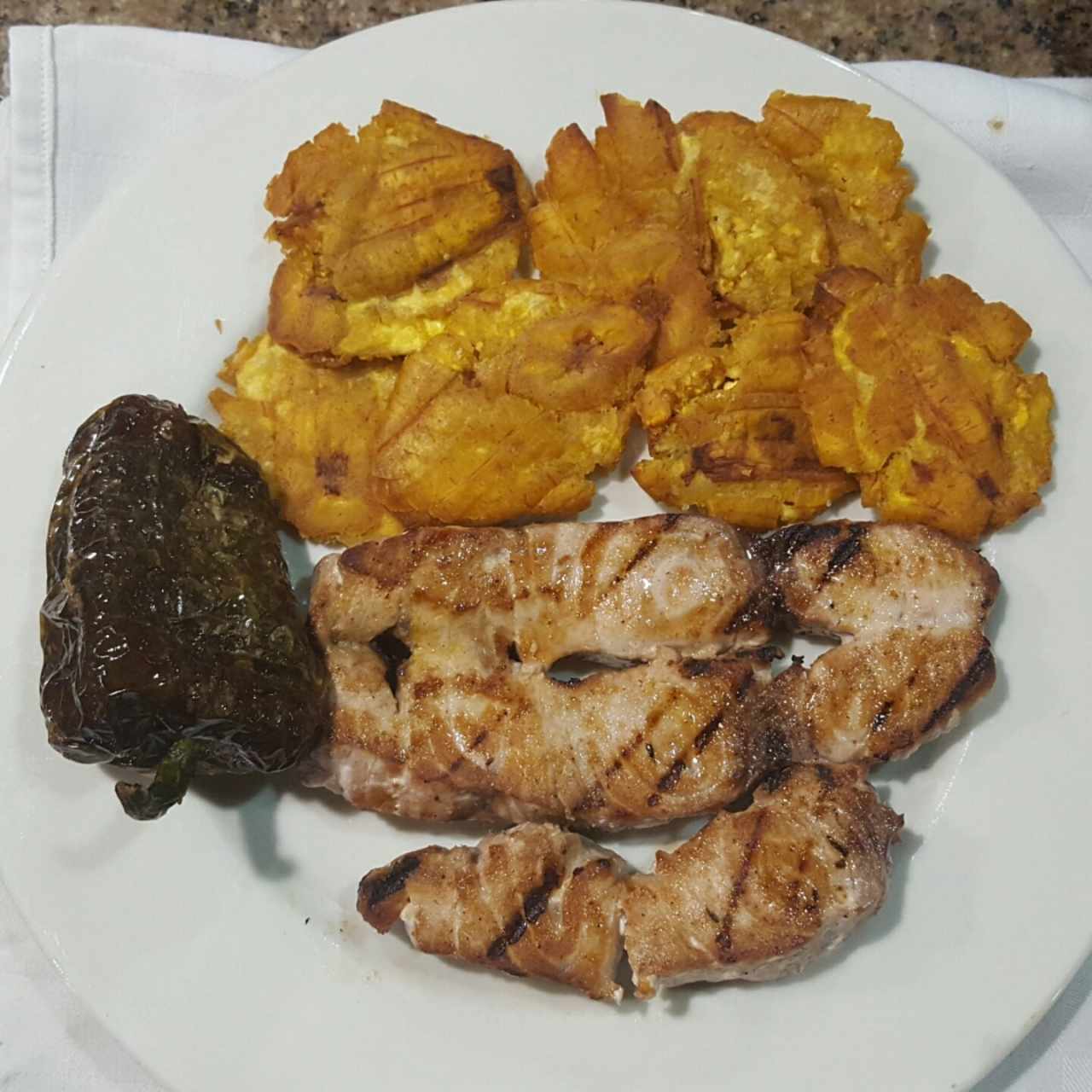 pez espada a la parrilla con tostones y pimiento asado 