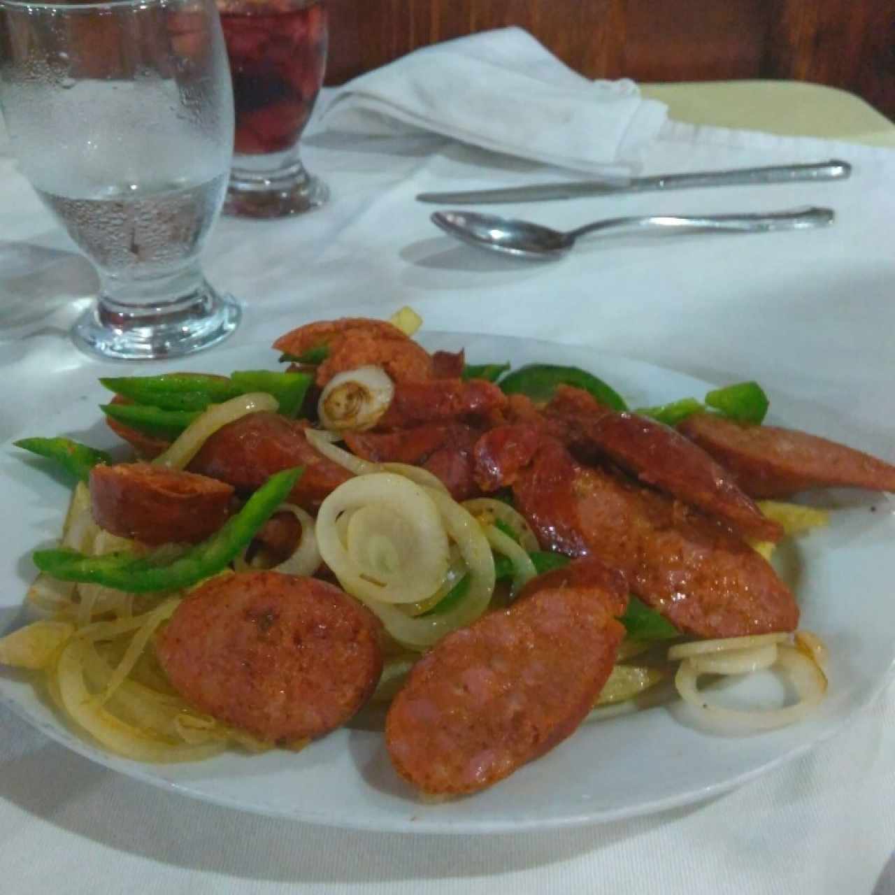 Entrada de Chorizo de la Monserratina con papitas fritas