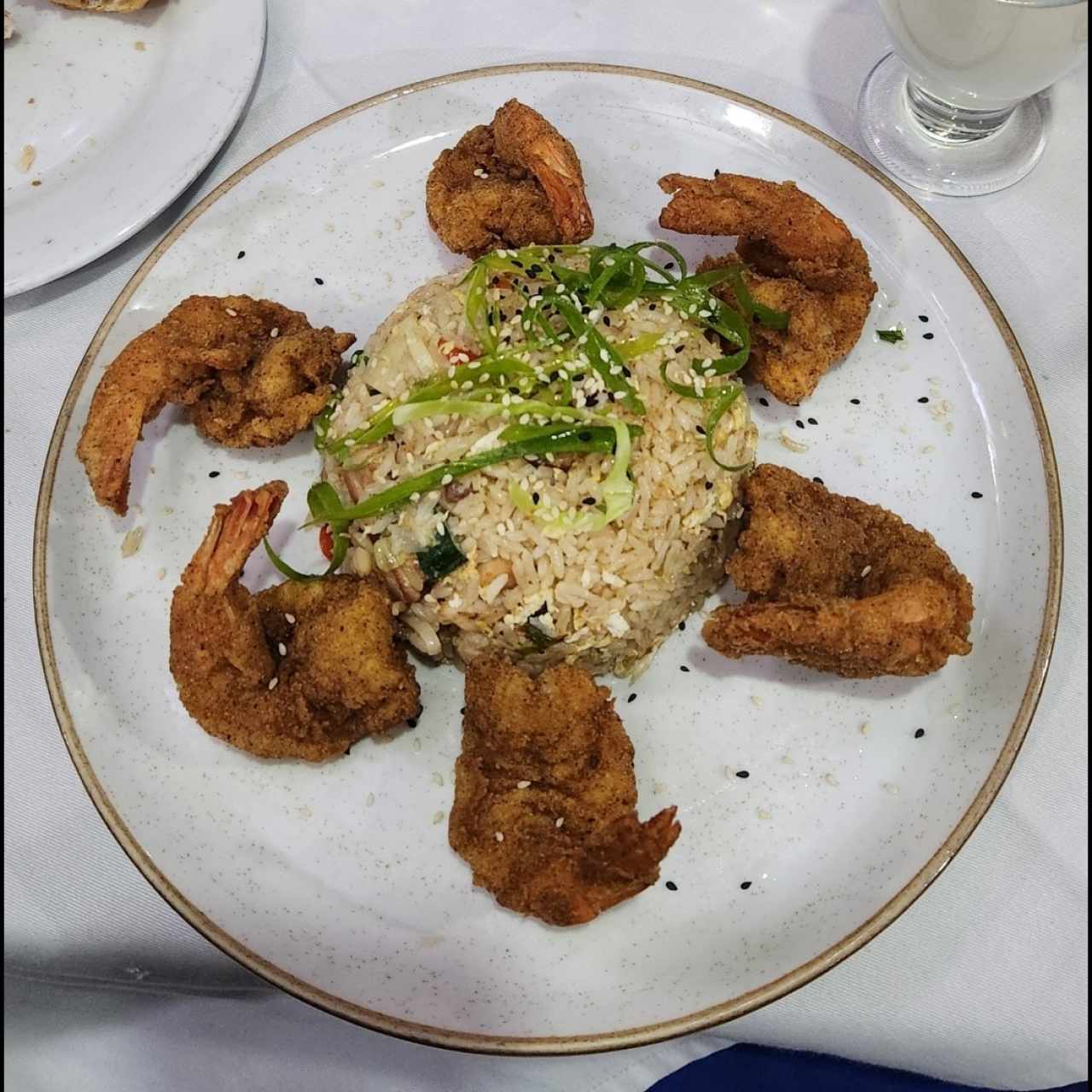 Langostinos mariposa con arroz frito