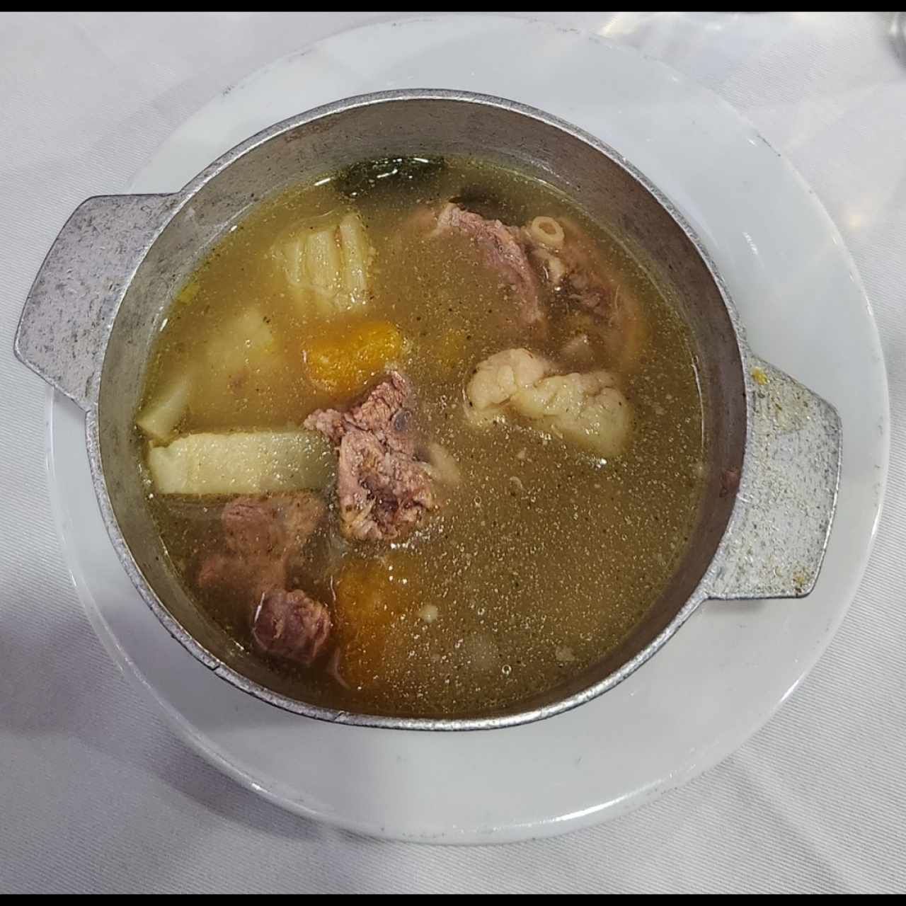 Sopa de res (cortesía de la casa) 
