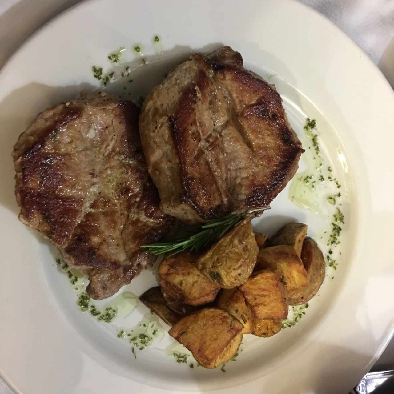cerdo con papas doradas 