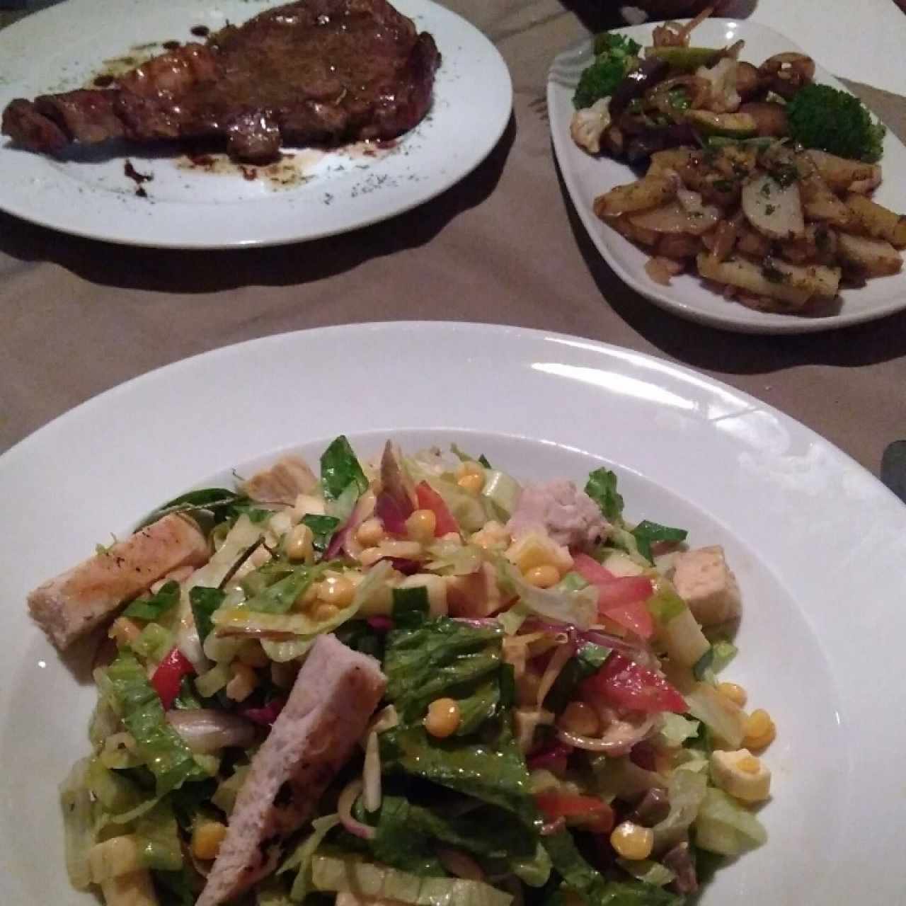 solomo con mantequilla de hierbas, papas y vegetales; ensalada bistrot