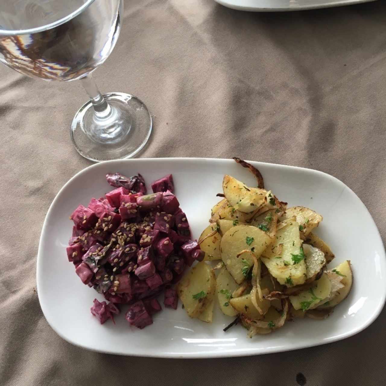 Papas Salteadas y Ensalada de Remolacha
