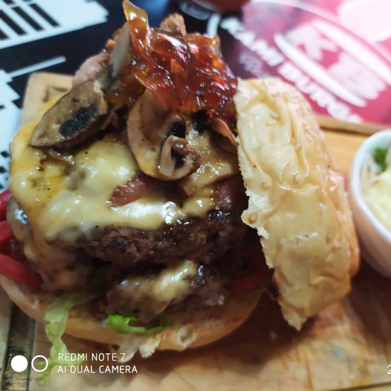 mami burger doble con champiñones y cebolla caramelizada.