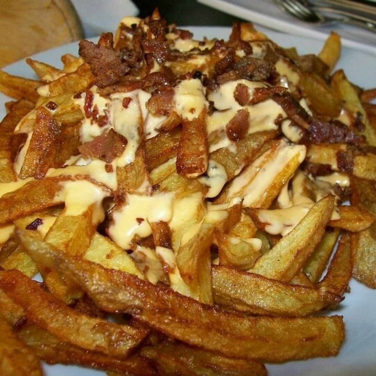 Papas con queso y tocineta ( no son crocantes)