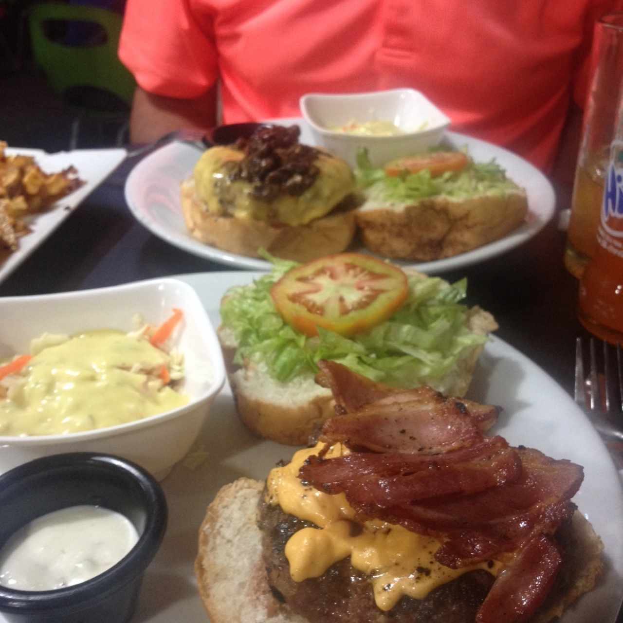 Hamburguesa Tradicional (arriba) y Tociqueso