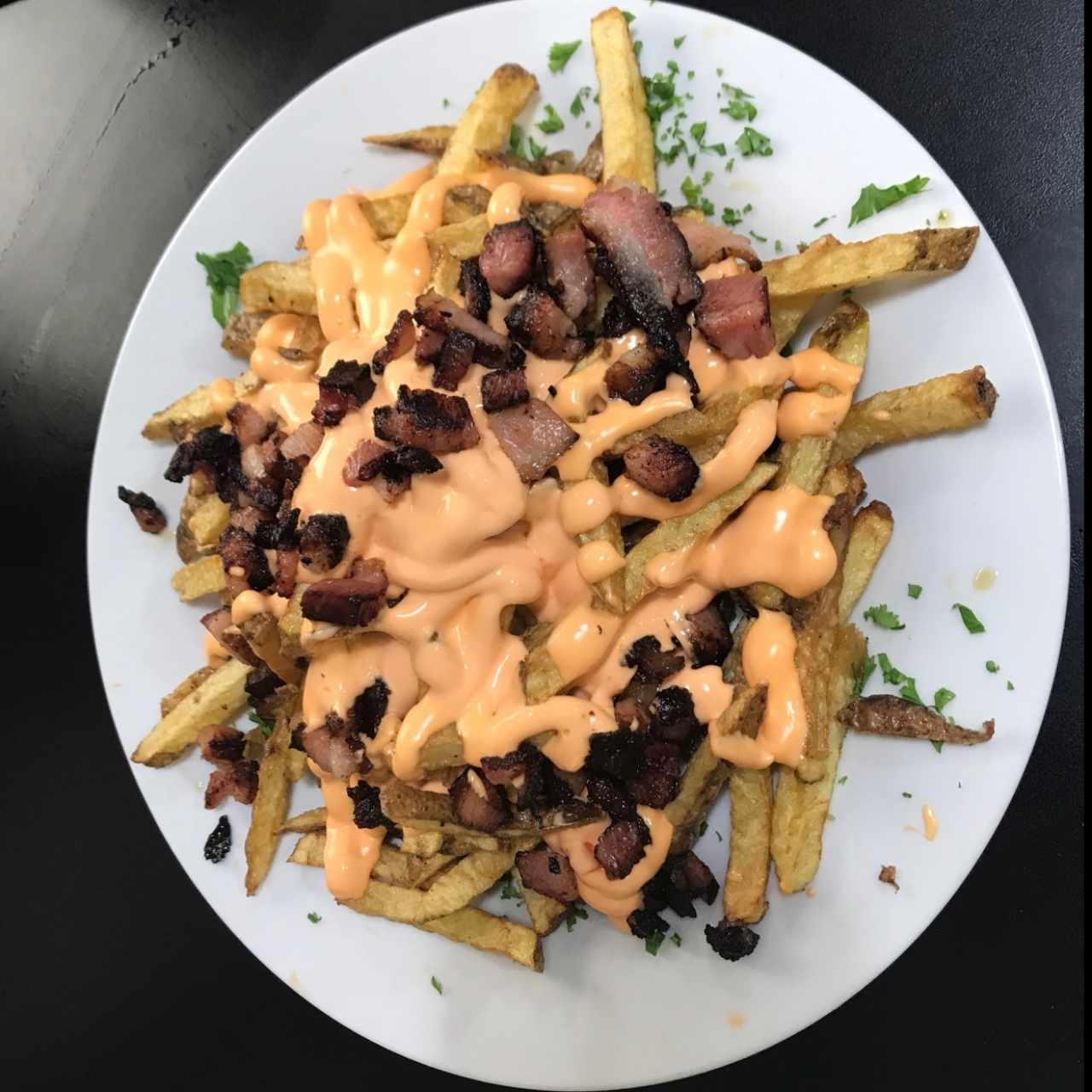 papas fritas con cheddar y tocineta