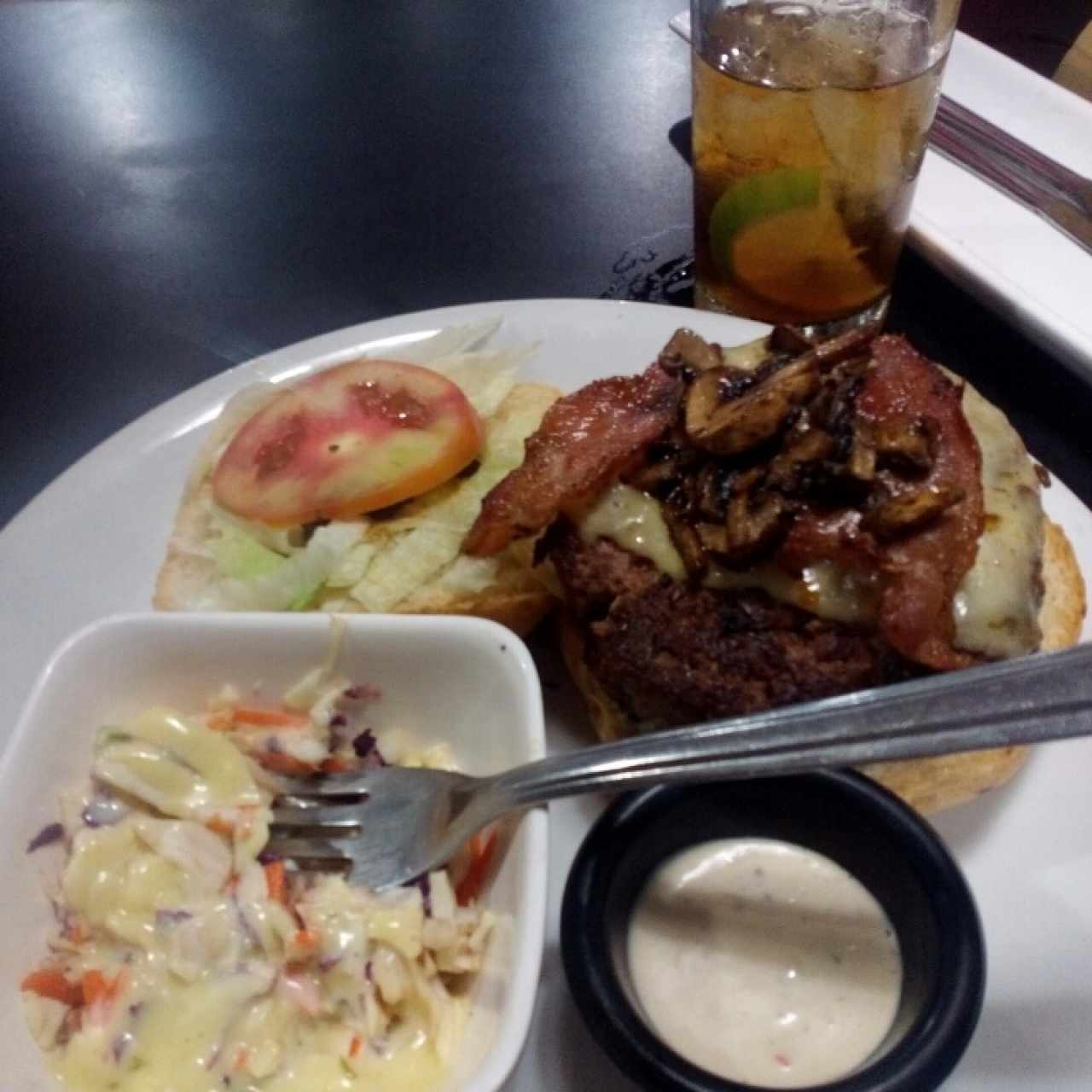 kami burguér doble la ensalada y la salsa divina