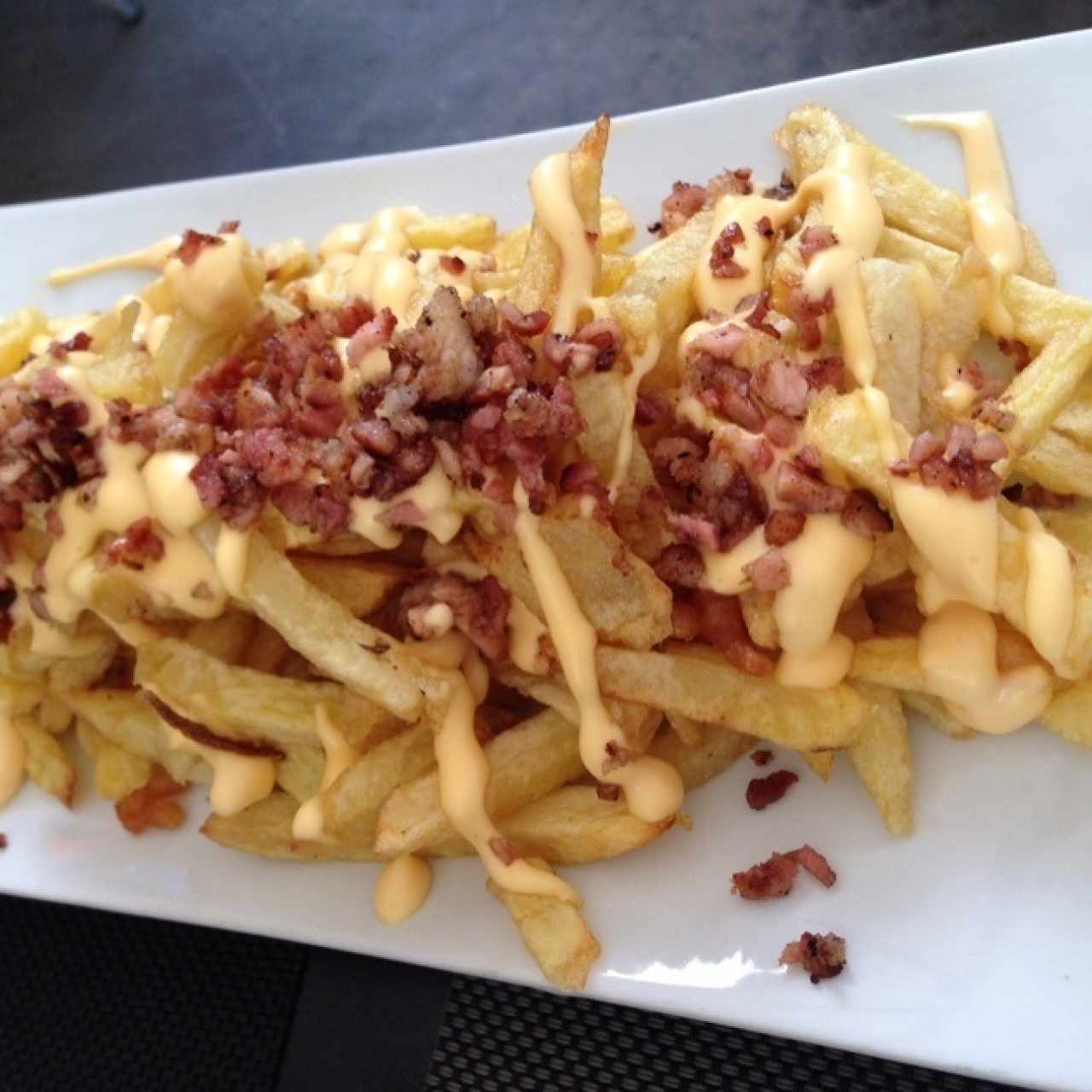 Papas fritas con queso y tocineta