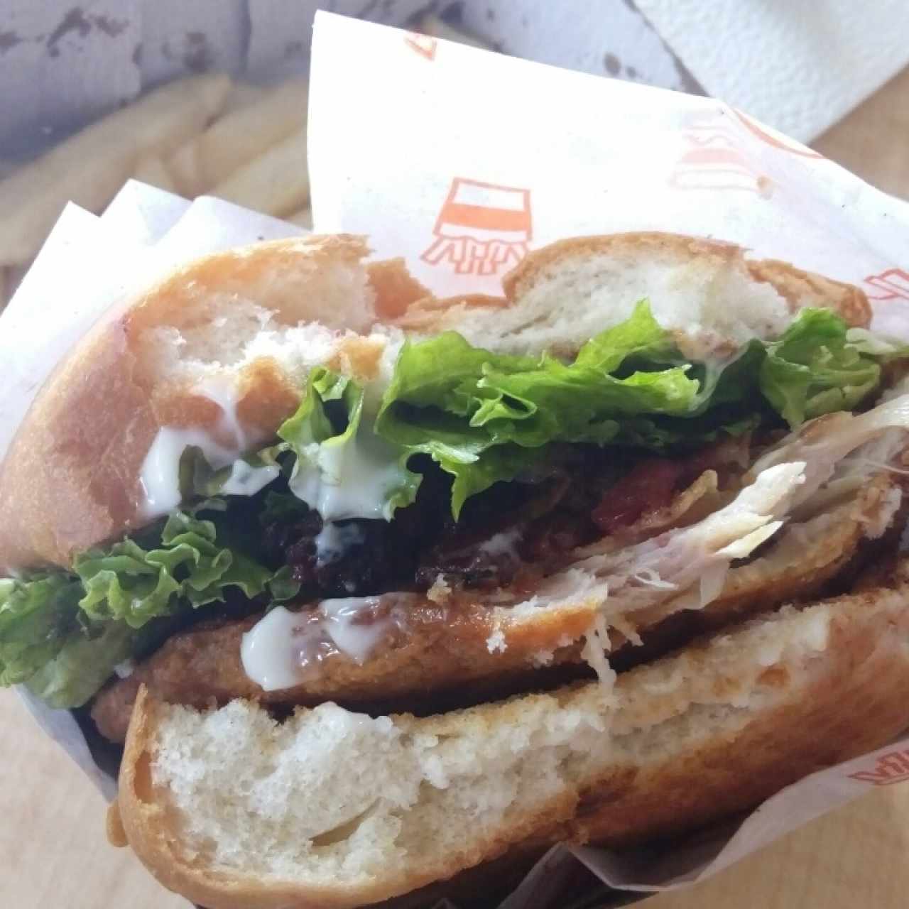 Hamburguesa de pollo con extra de tocineta 