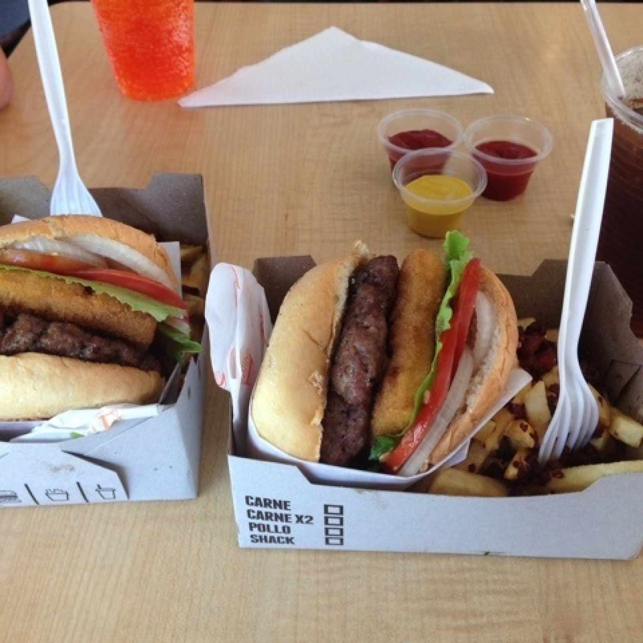 combo shack con extra de queso y tocineta en las papas 
