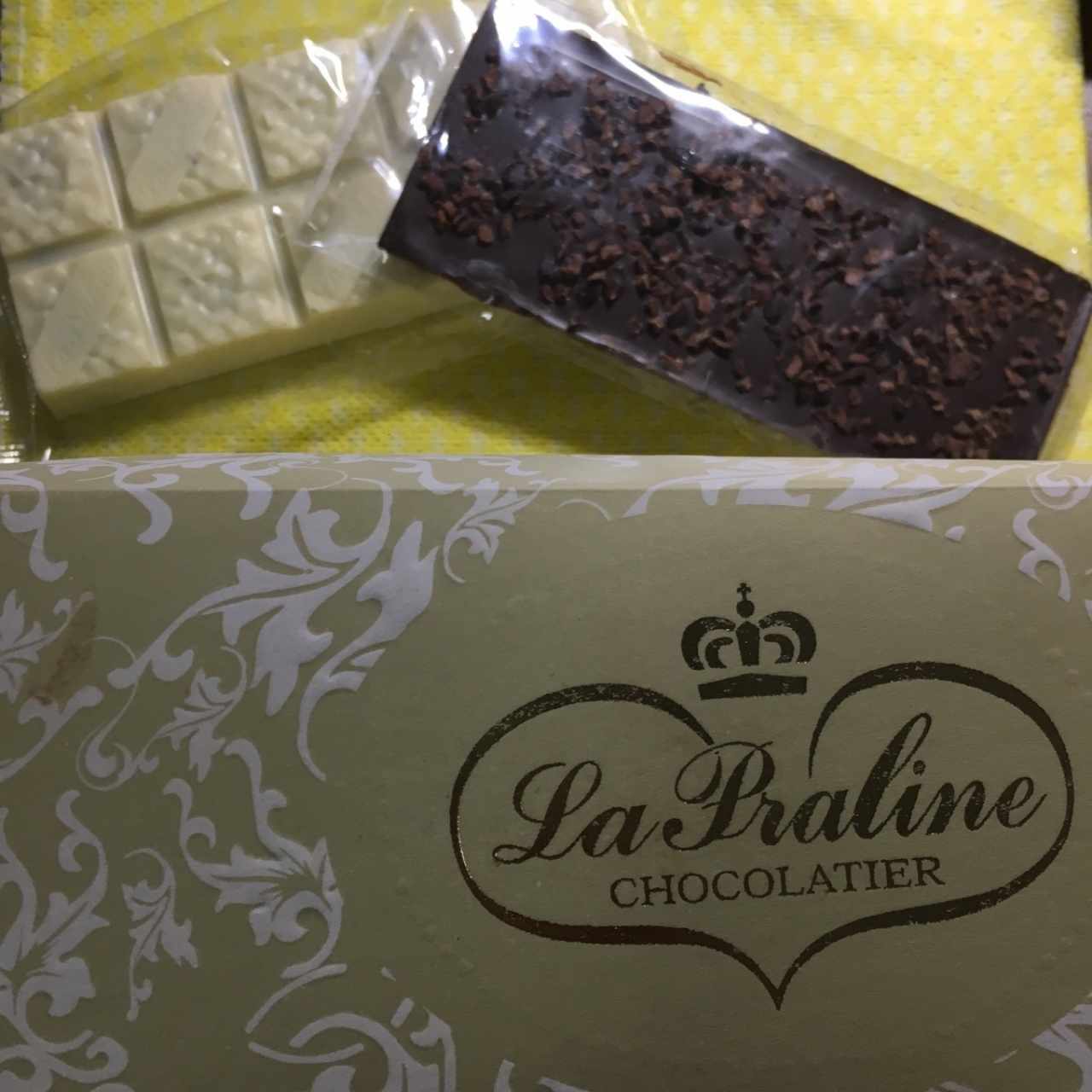 caja de 1/4 kilo. el blanco con avellana y almendra. el con semilla de chocolate