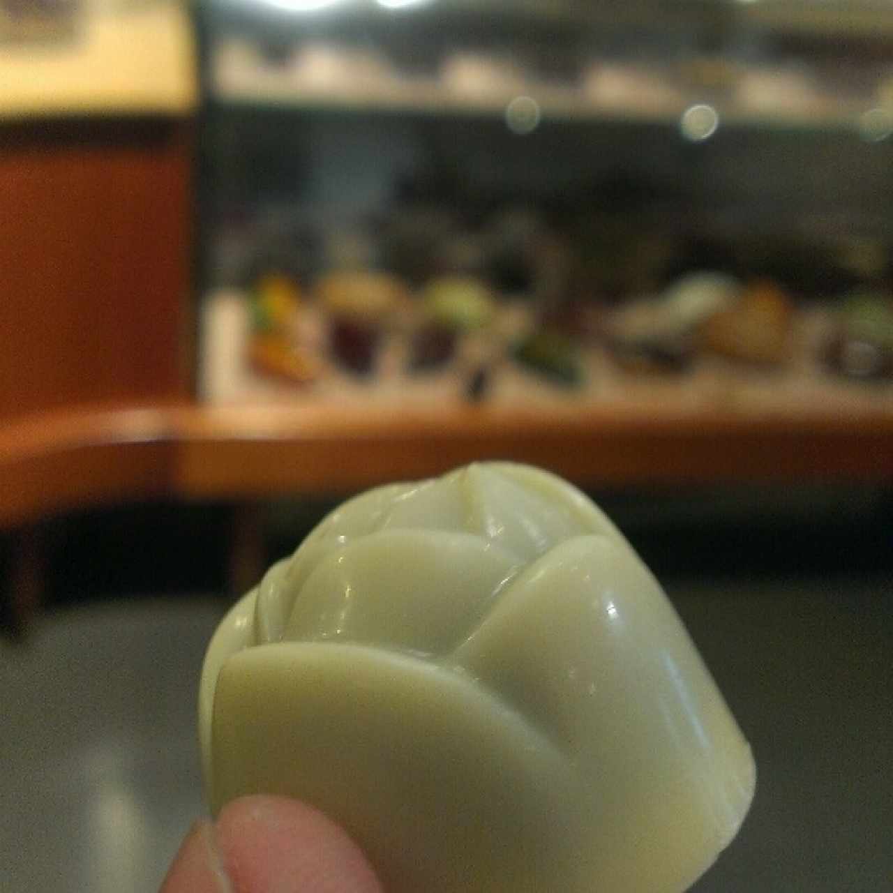 "Rosa" (bombón de chocolate blanco con canela)