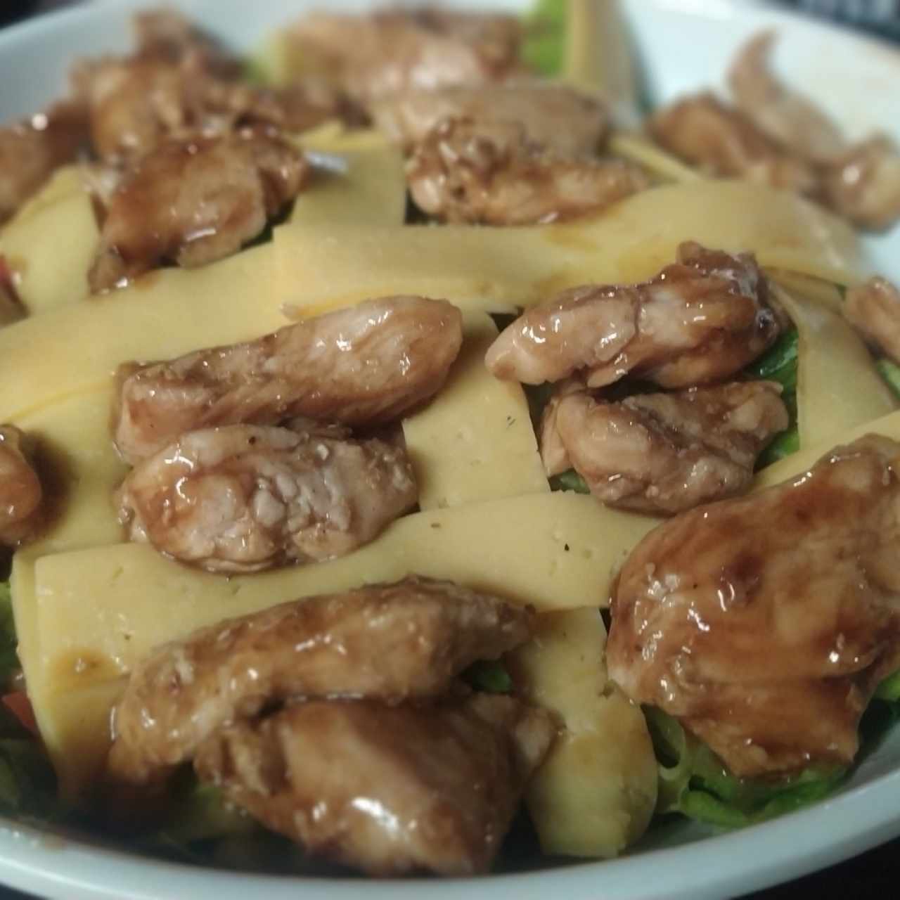 Ensalada Kprichos. Originalmente viene con tenders de carne, pero la pedí con pollo esta vez. La mejor!!!