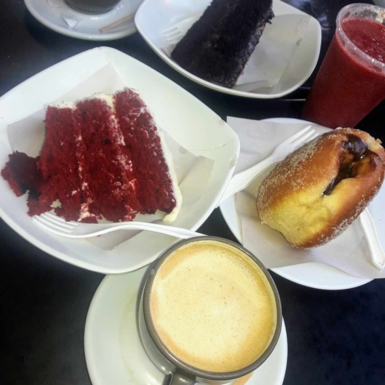 Postres Variados, Jugo de Fresas y Café 
