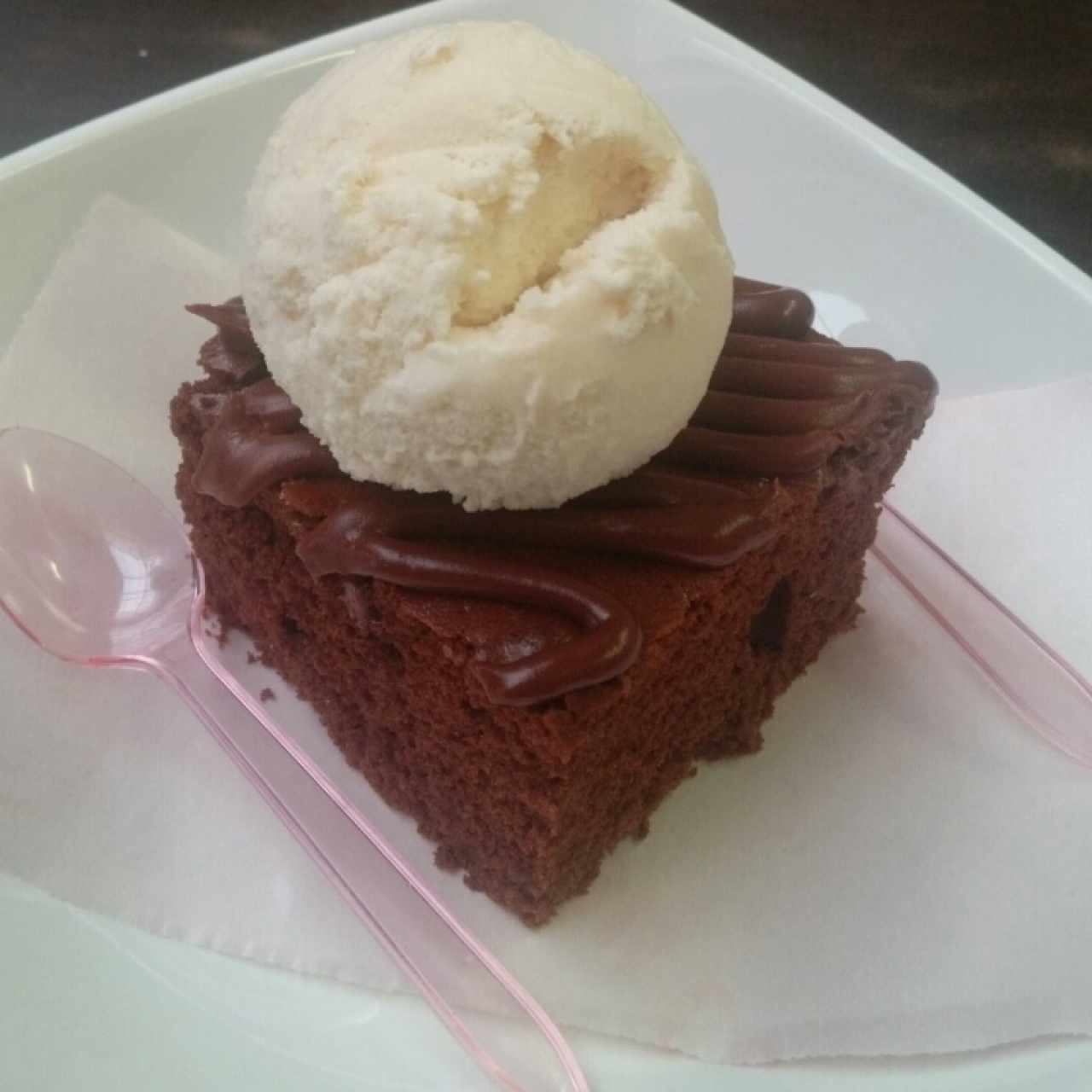 Brownie con helado