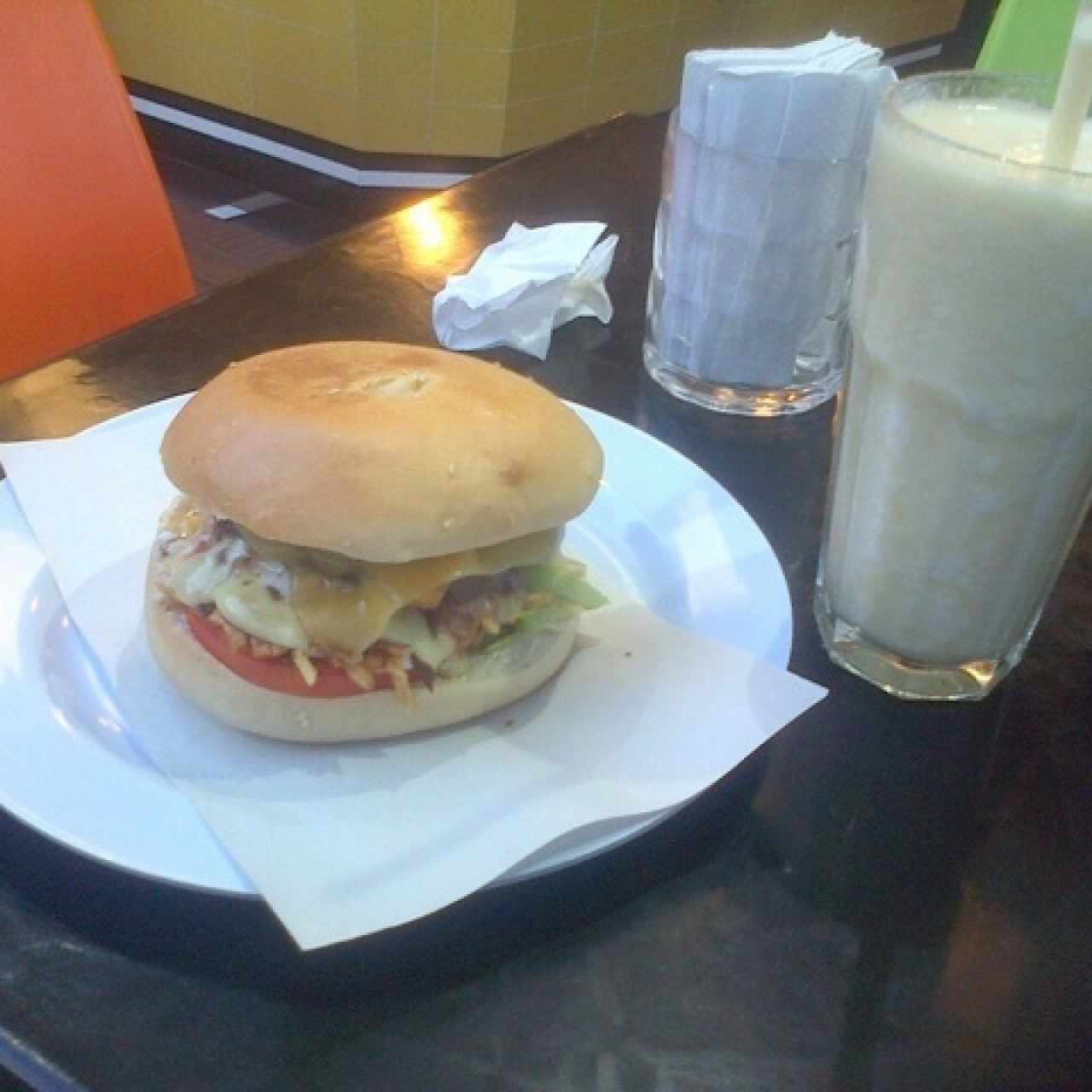 hamburguesa kprichos y jugo de piña
