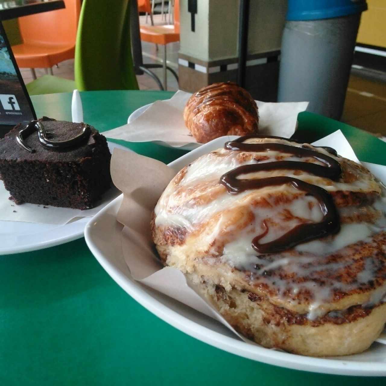 brownie de chocolate, cachito de chocolate y roll de canela