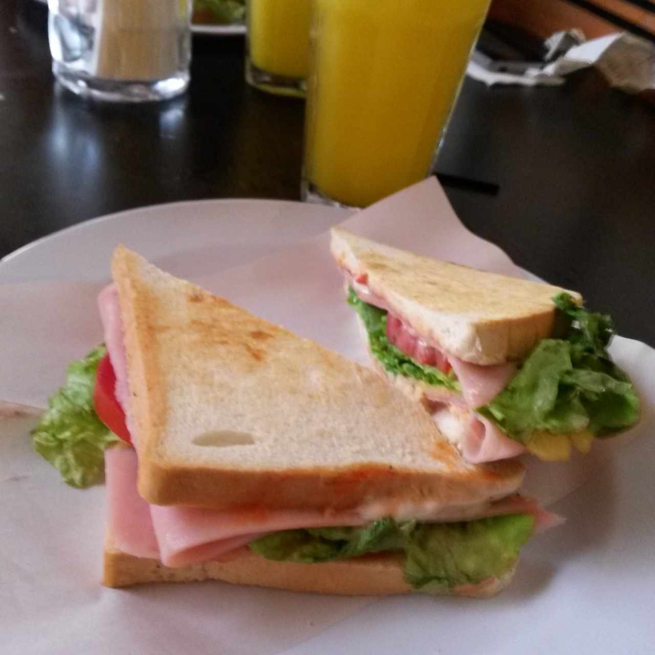 sándwich de jamón y queso con tomate y lechuga