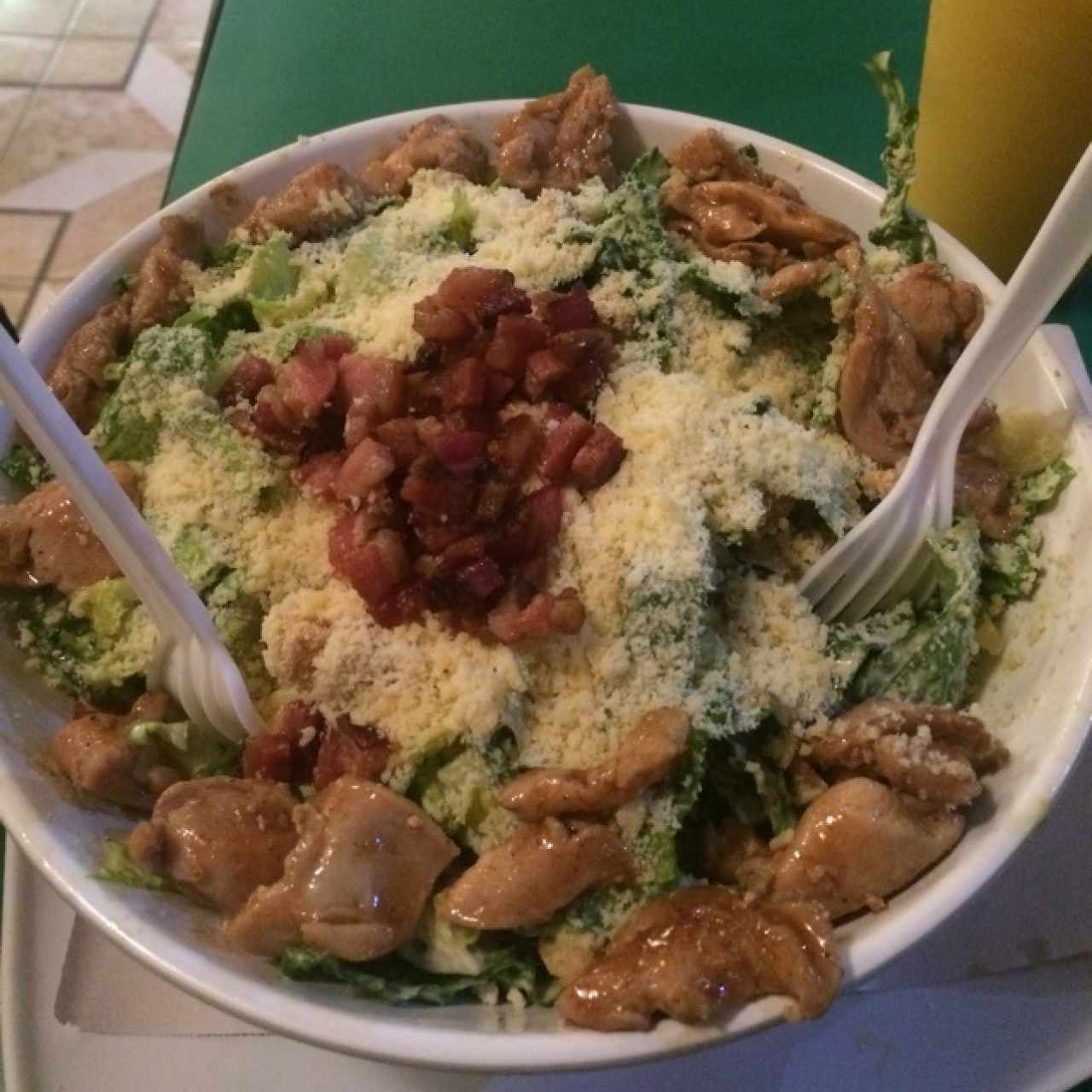 ensalada cesar con pollo y tocineta 