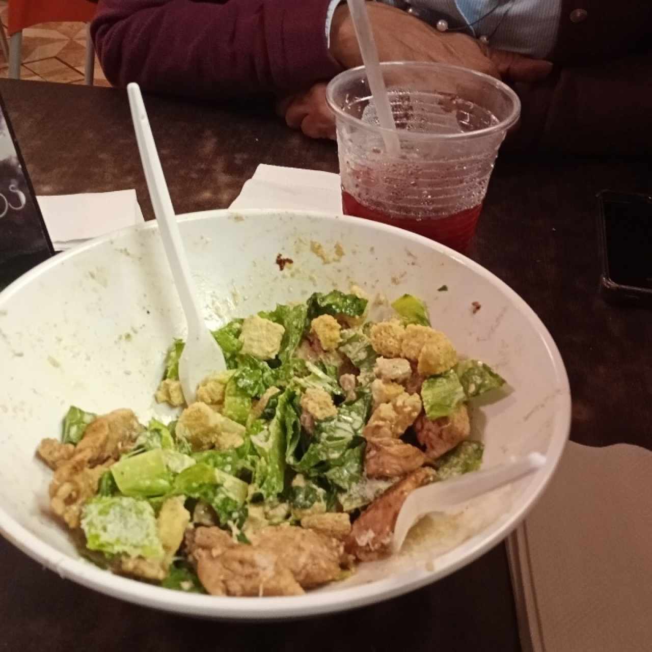 Lo que va quedando de una Ensalada César con pollo