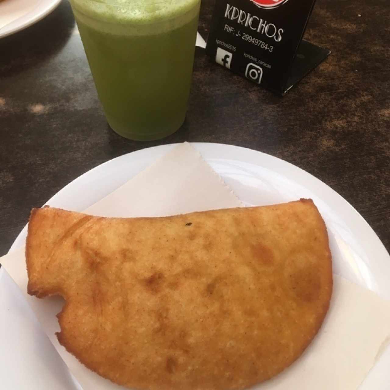 Empanada de Pollo y Limonada con Hierbabuena