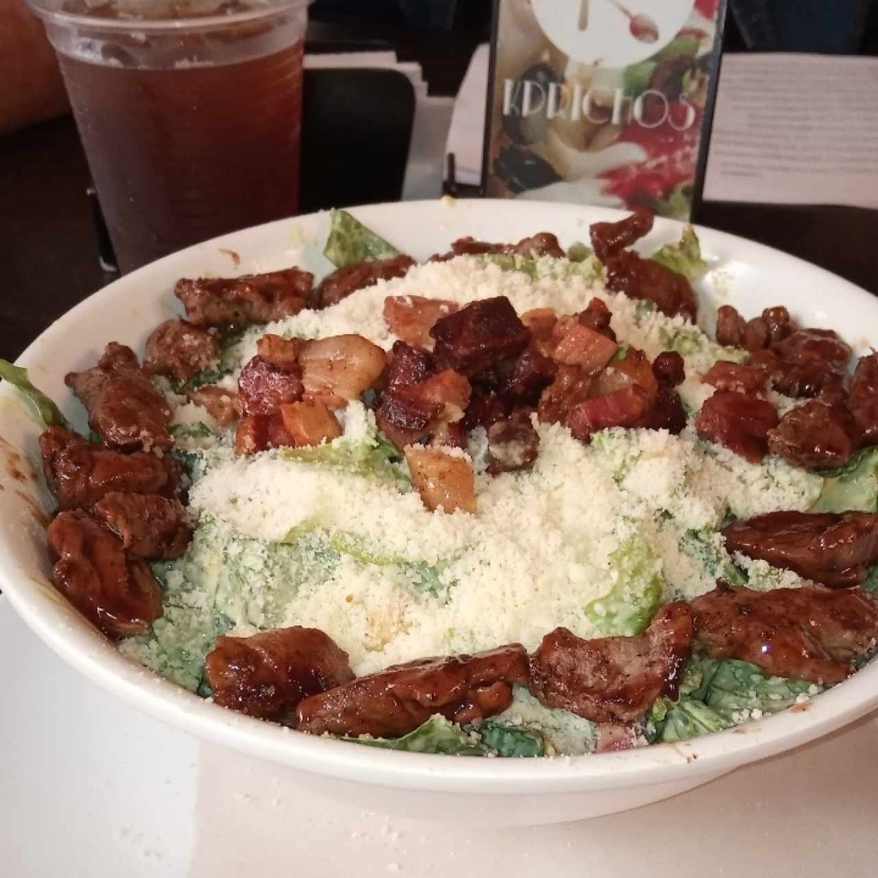 Ensalada César con Carne + Té de Durazno